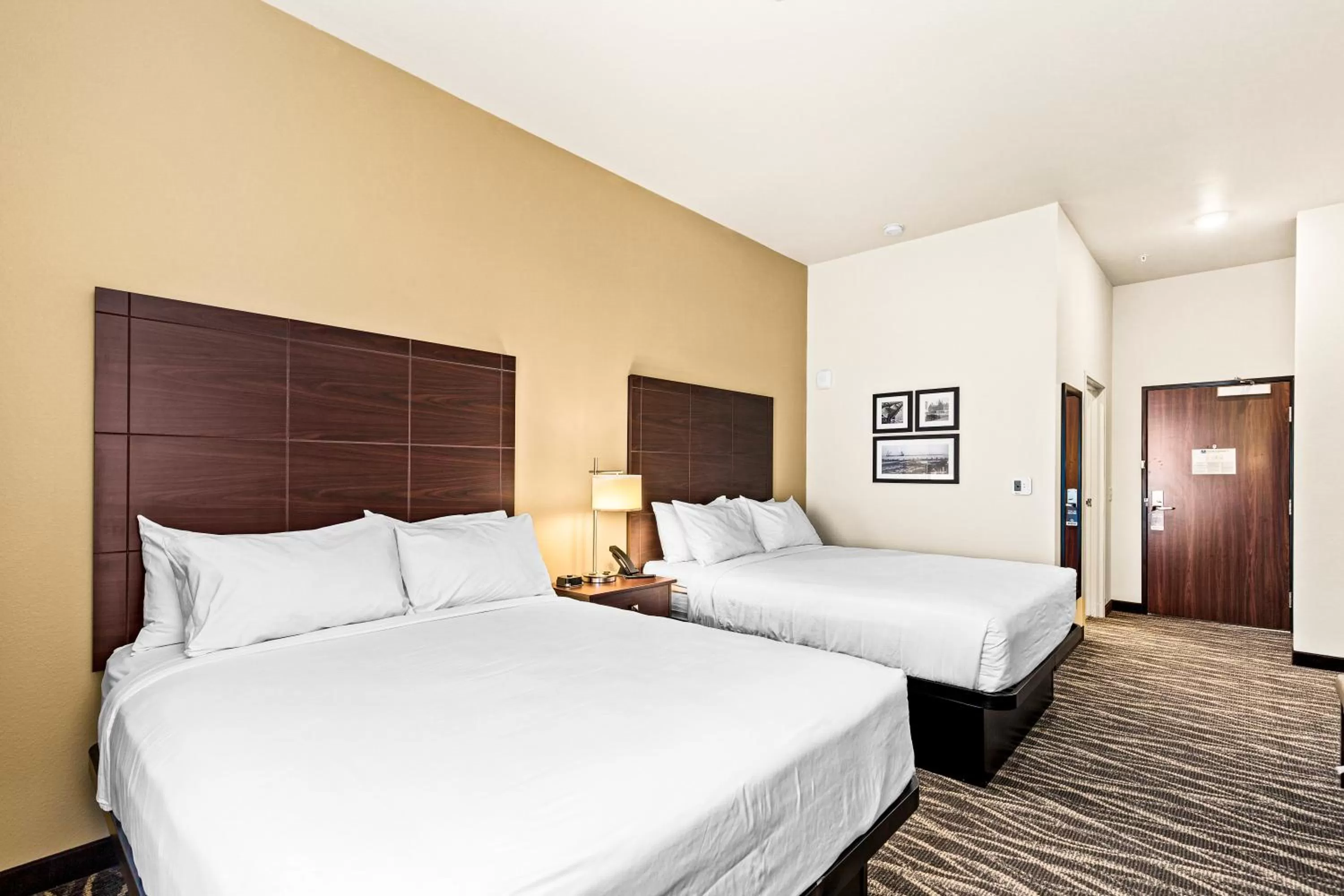 Queen Room - Disability Access in Cobblestone Hotel & Suites - Superior Duluth