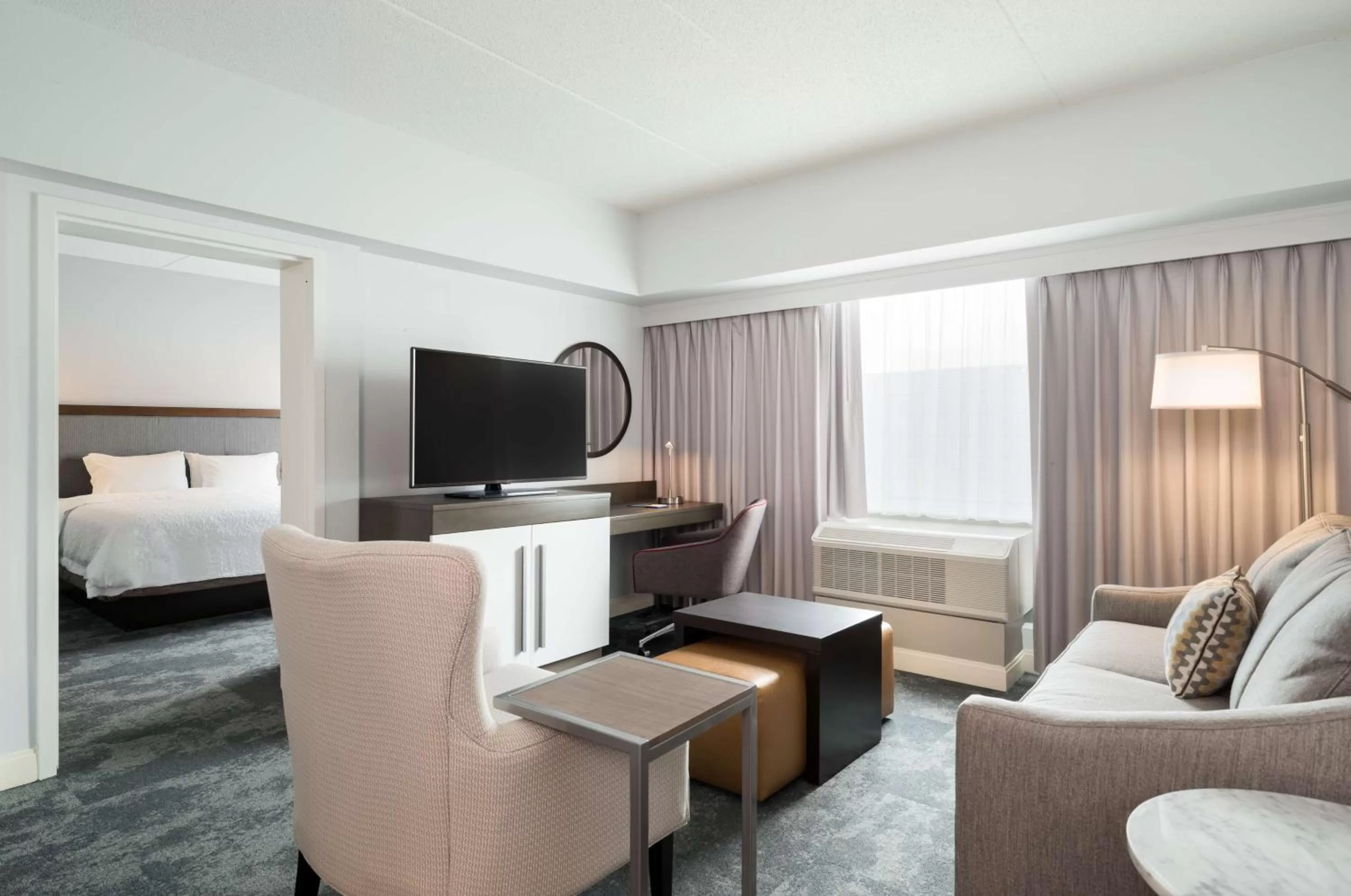 King Suite with Bath Tub - Mobility Access/Non-Smoking in Hampton Inn Philadelphia Center City-Convention Center