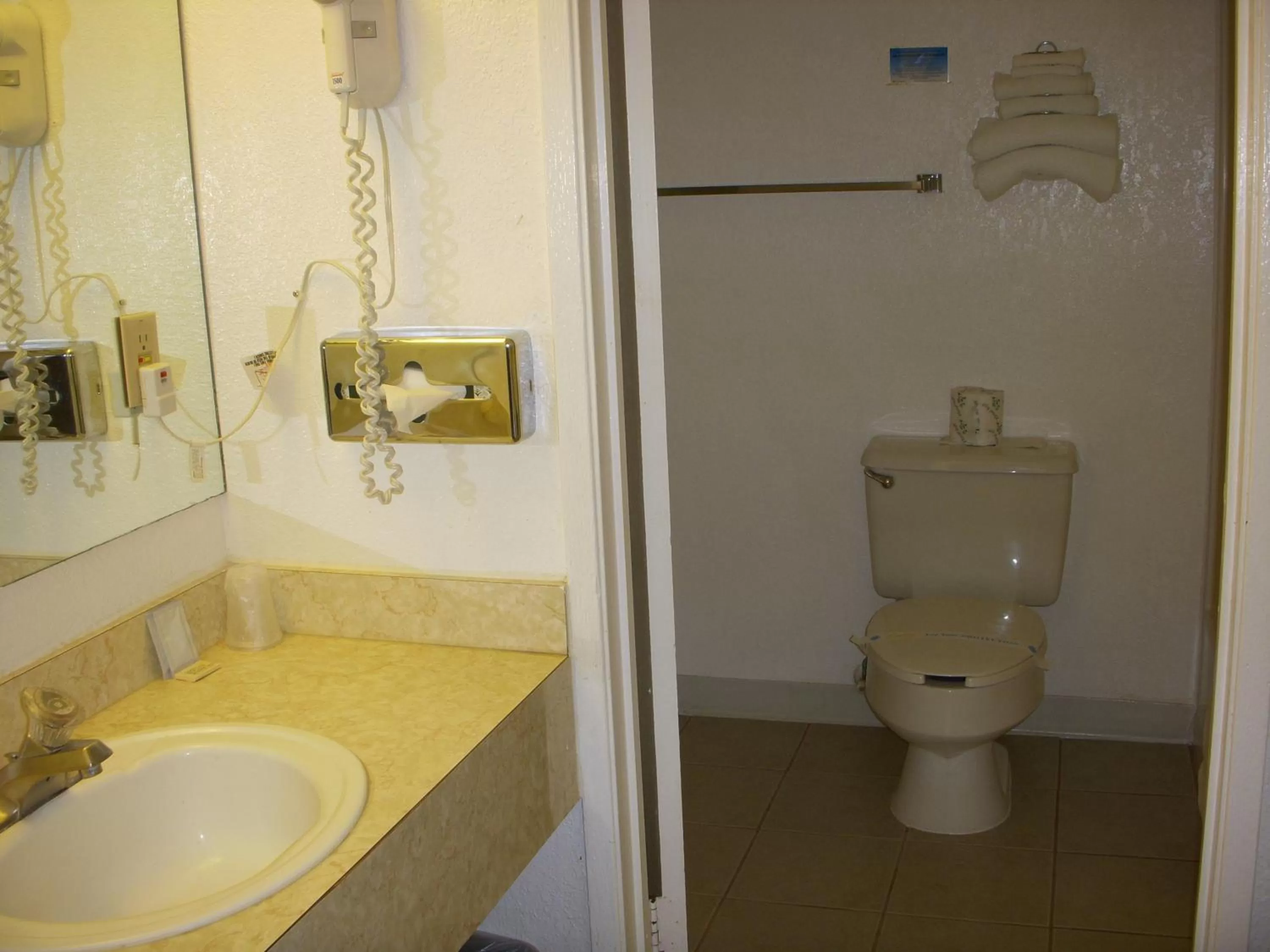 Three-Bedroom Deluxe Suite - Smoking in Apple Tree Inn