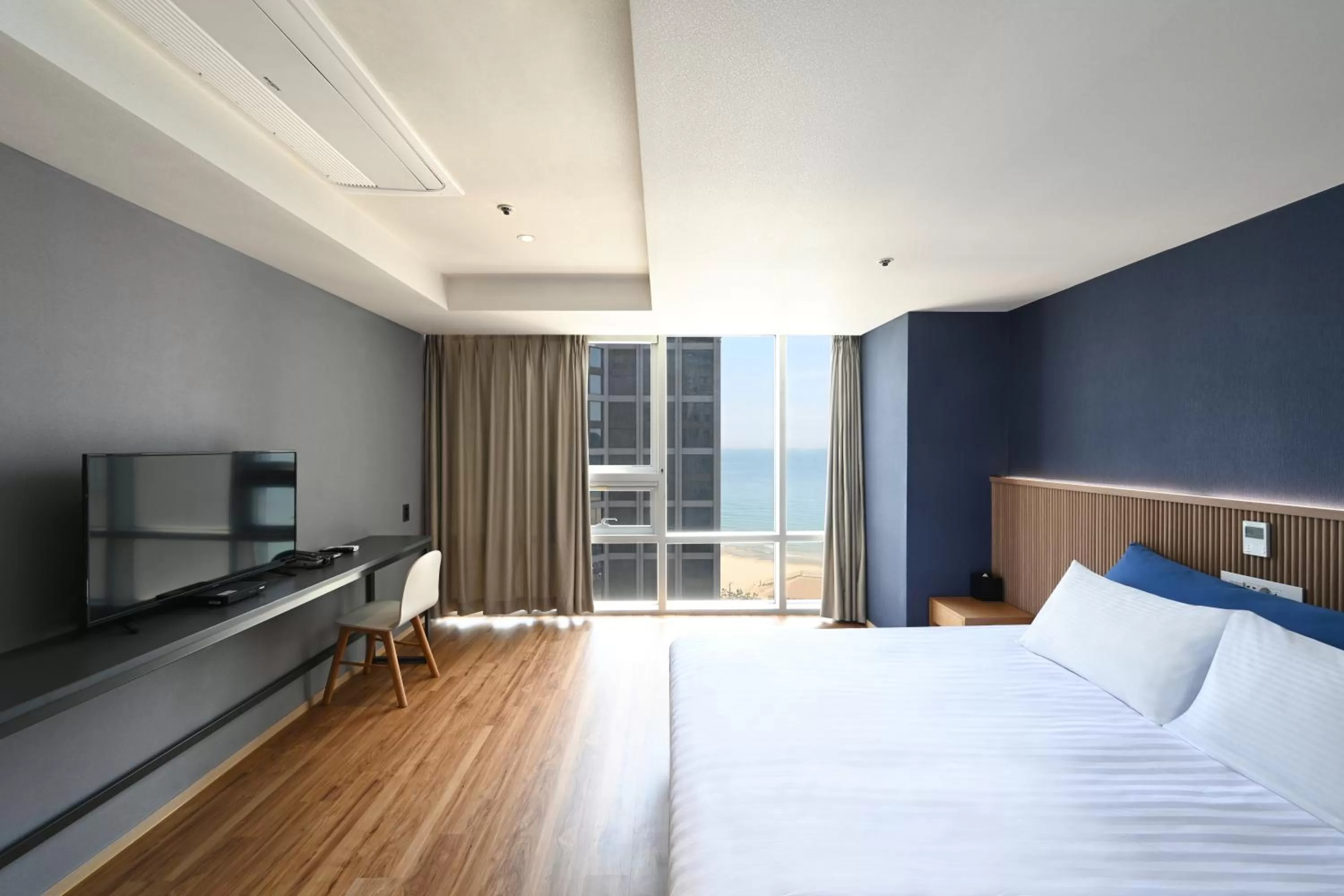 Deluxe Double Room with Half Ocean View in Kolon Seacloud Hotel