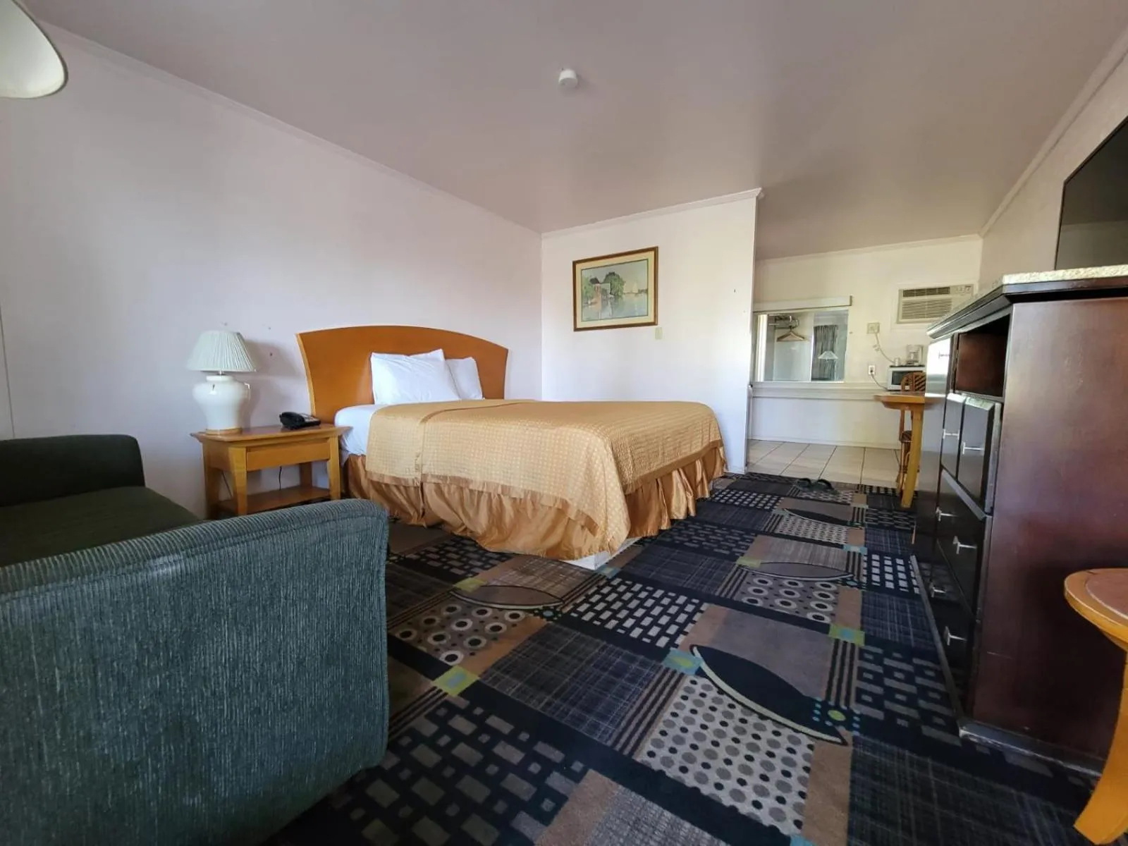 King Room - single occupancy in Emerald Inn & Lounge