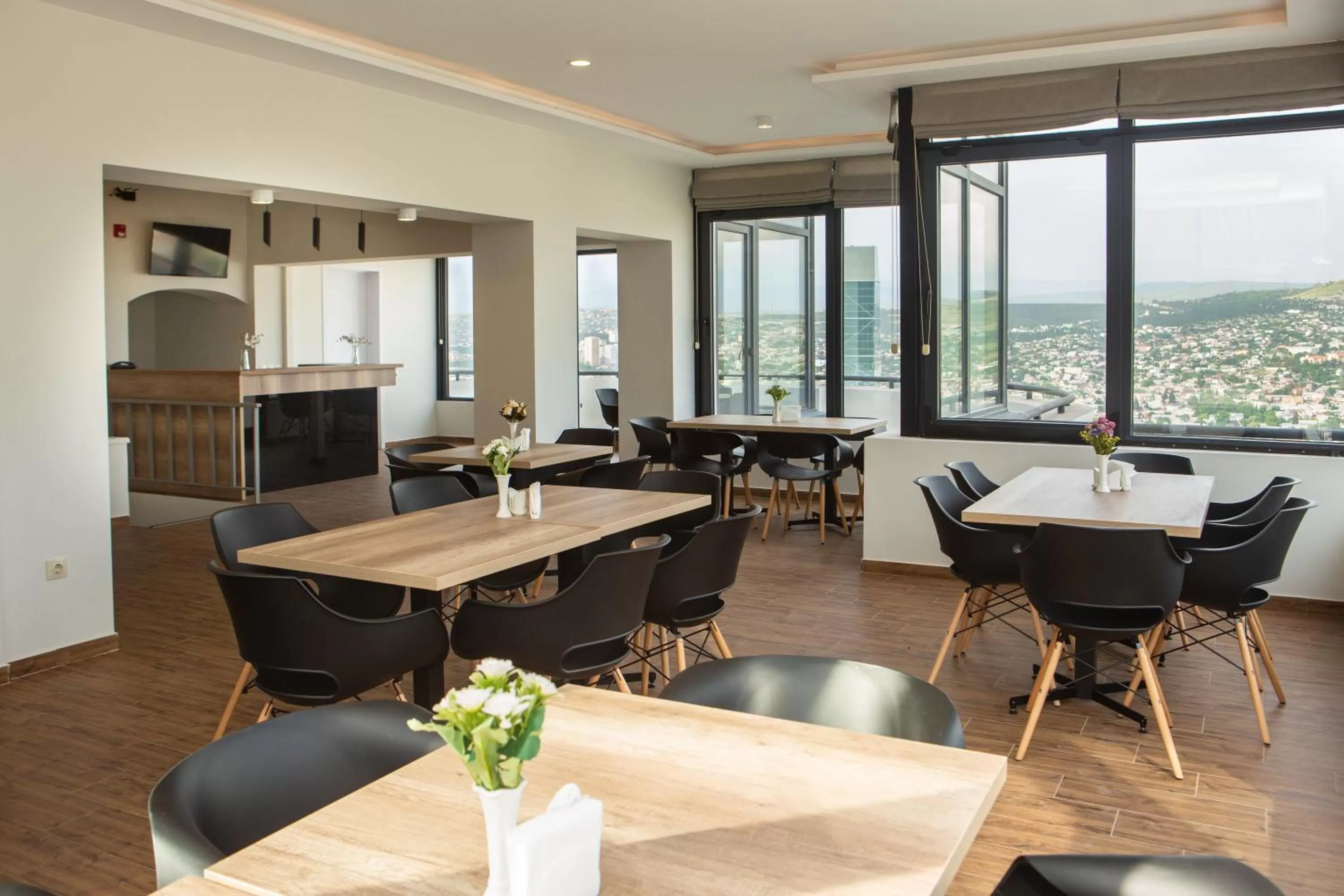 Restaurant/places to eat in Vista Hotel