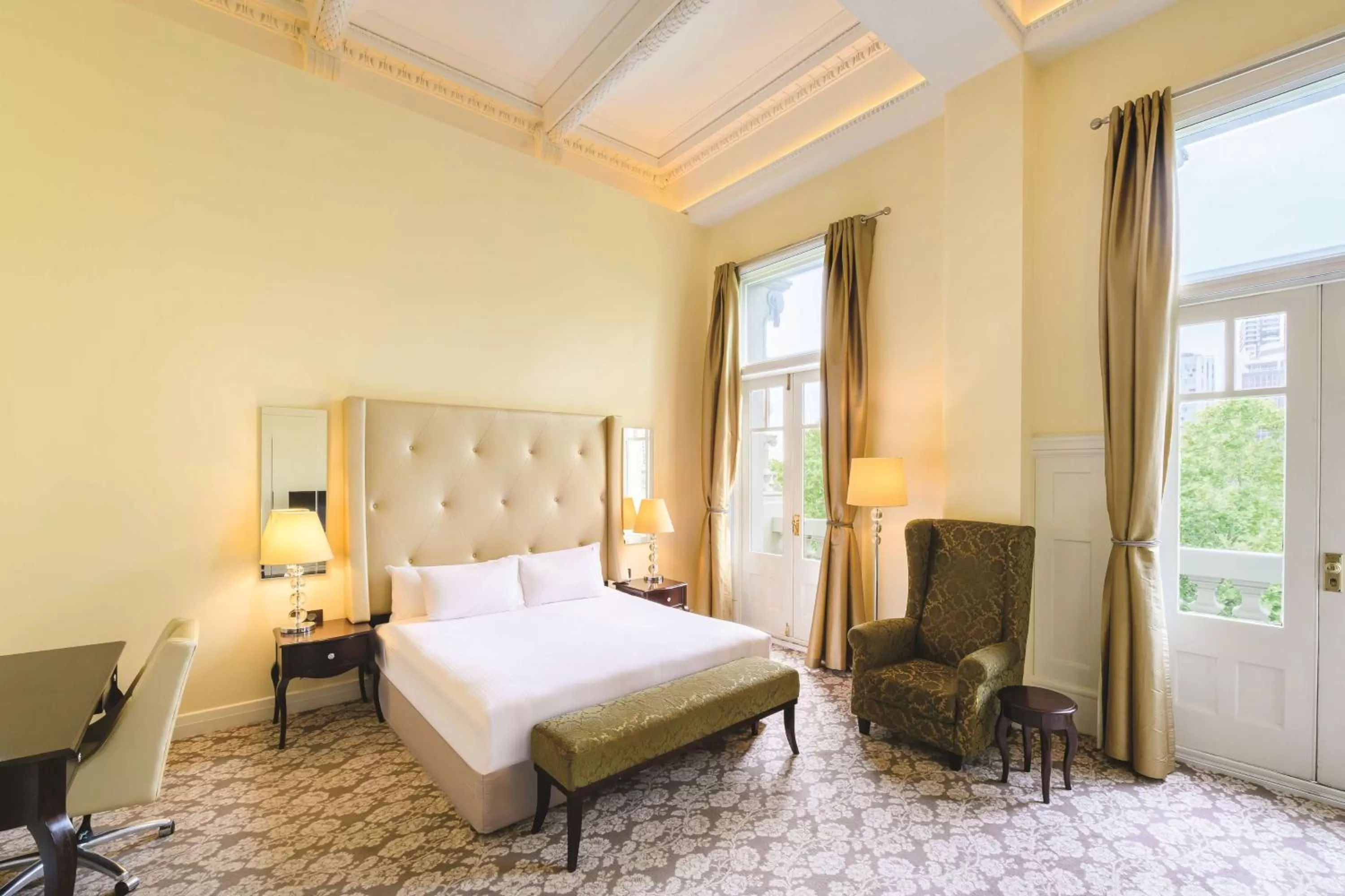 Edwardian Room + 2 Nightly Cocktails in Rendezvous Hotel Melbourne