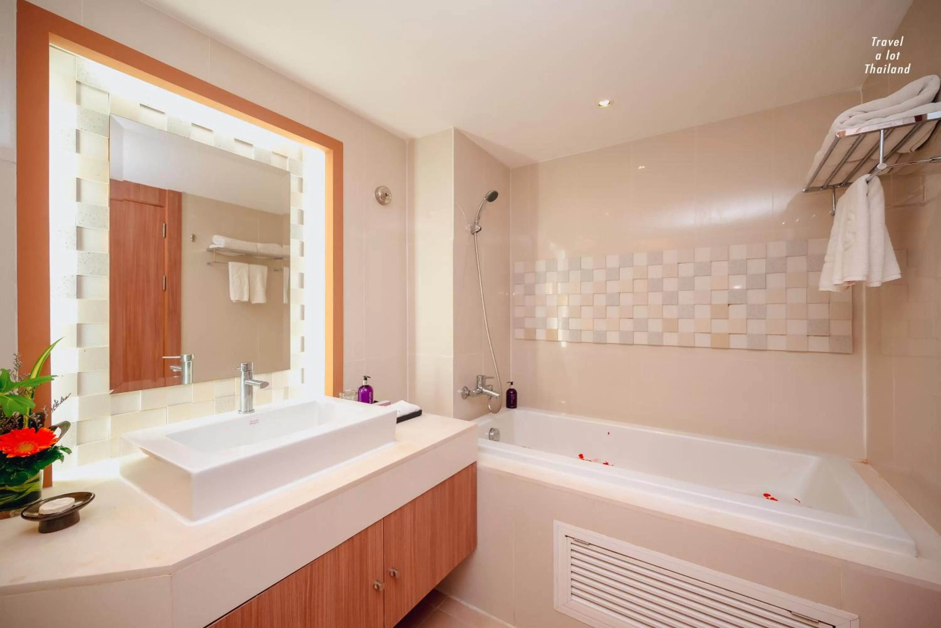 CENTARA FAMILY STUDIO - KING+BUNK BED+SOFA BED in Centara Pattaya Hotel