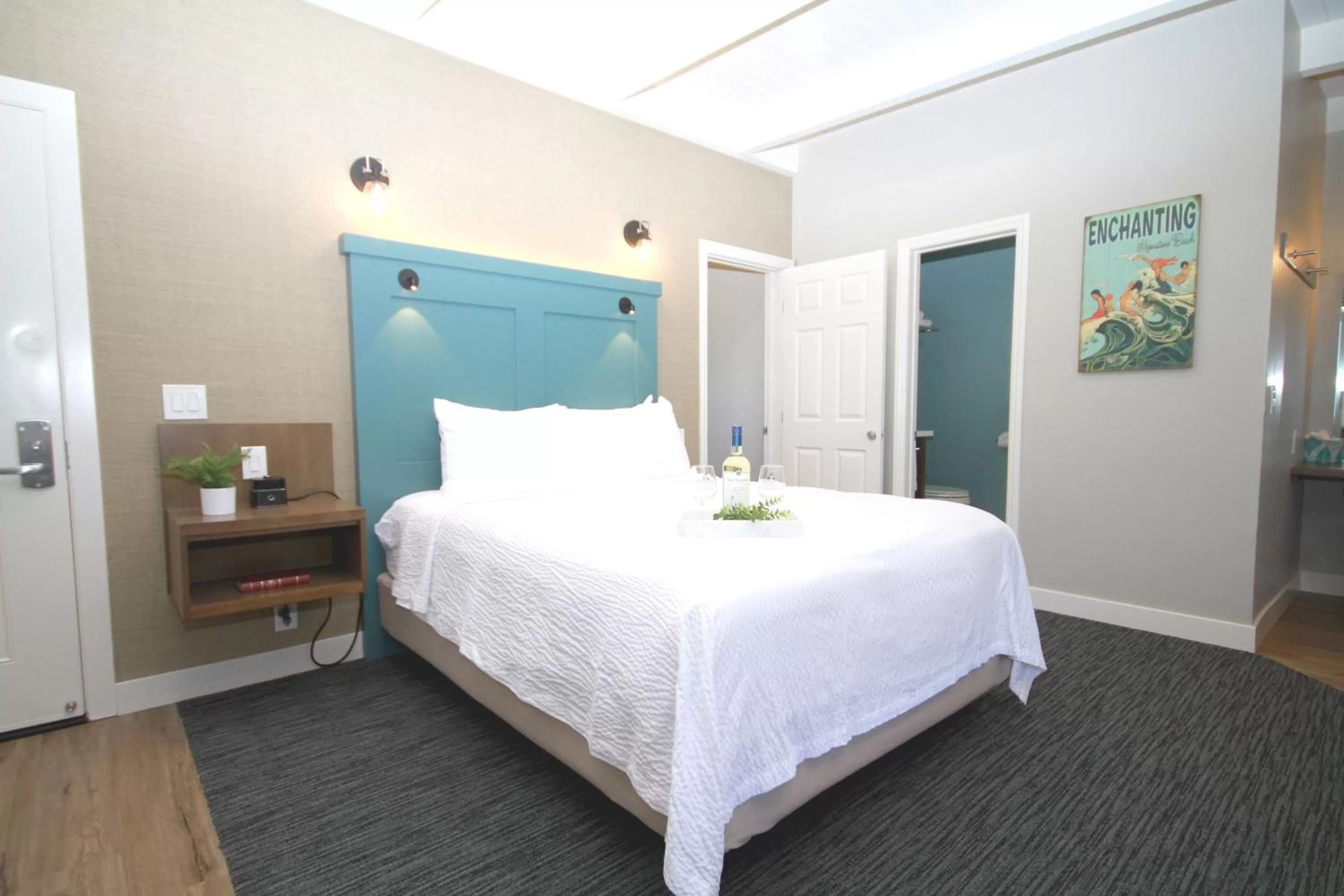 Budget Single Queen Room. No Pets in Castle Inn