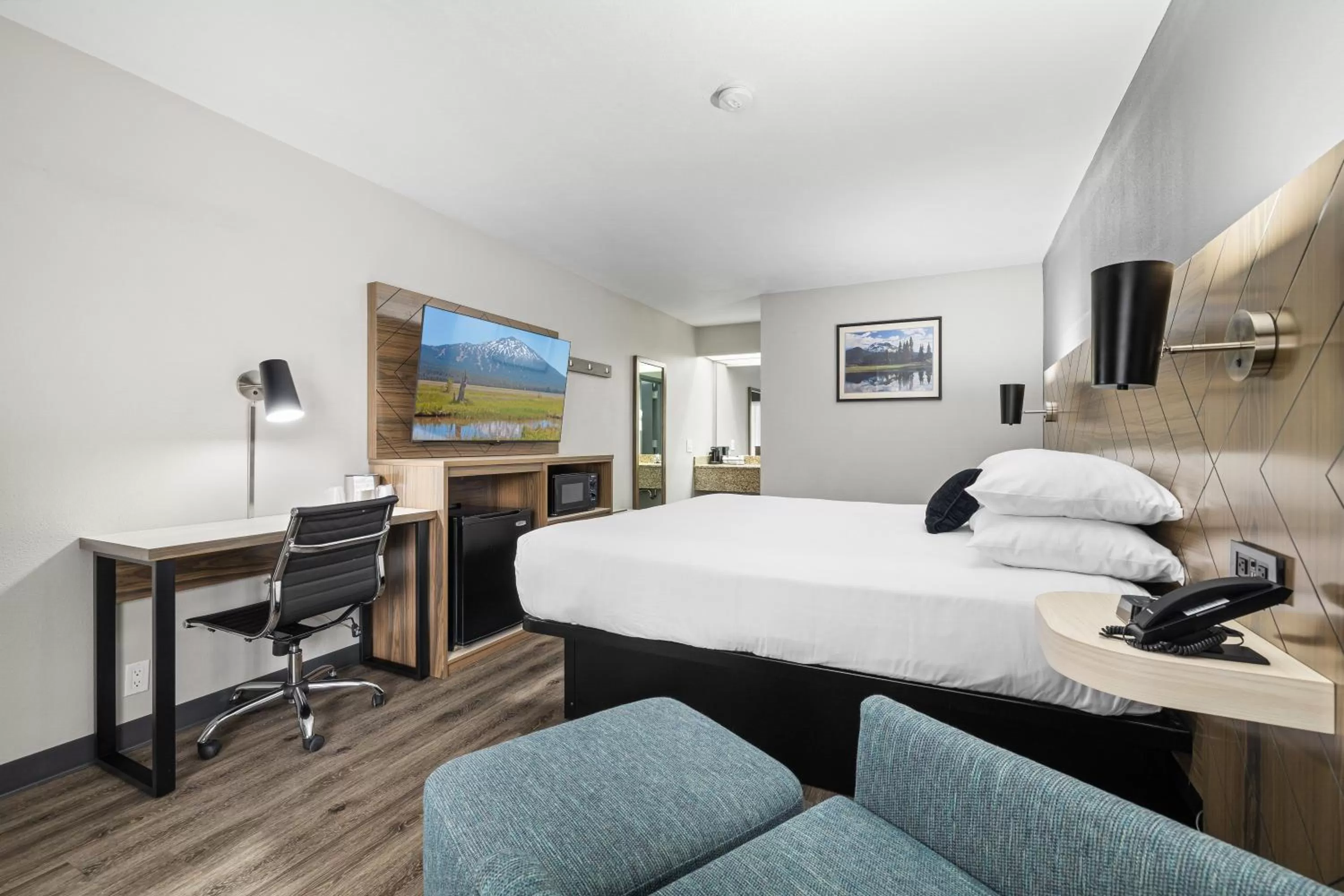 King Room in Red Lion Inn & Suites Deschutes River - Bend