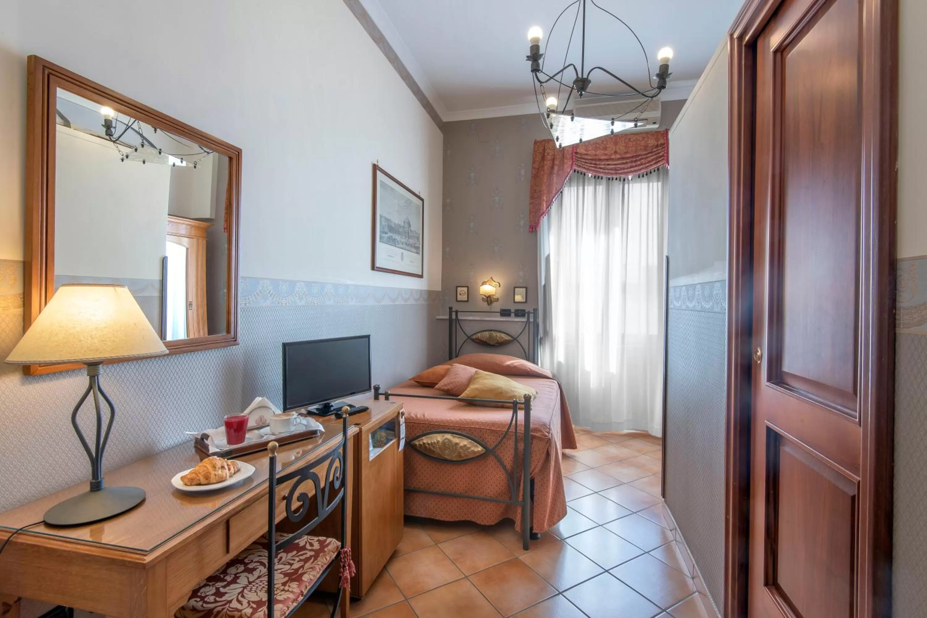 Single Room in Pinto-Storey Hotel