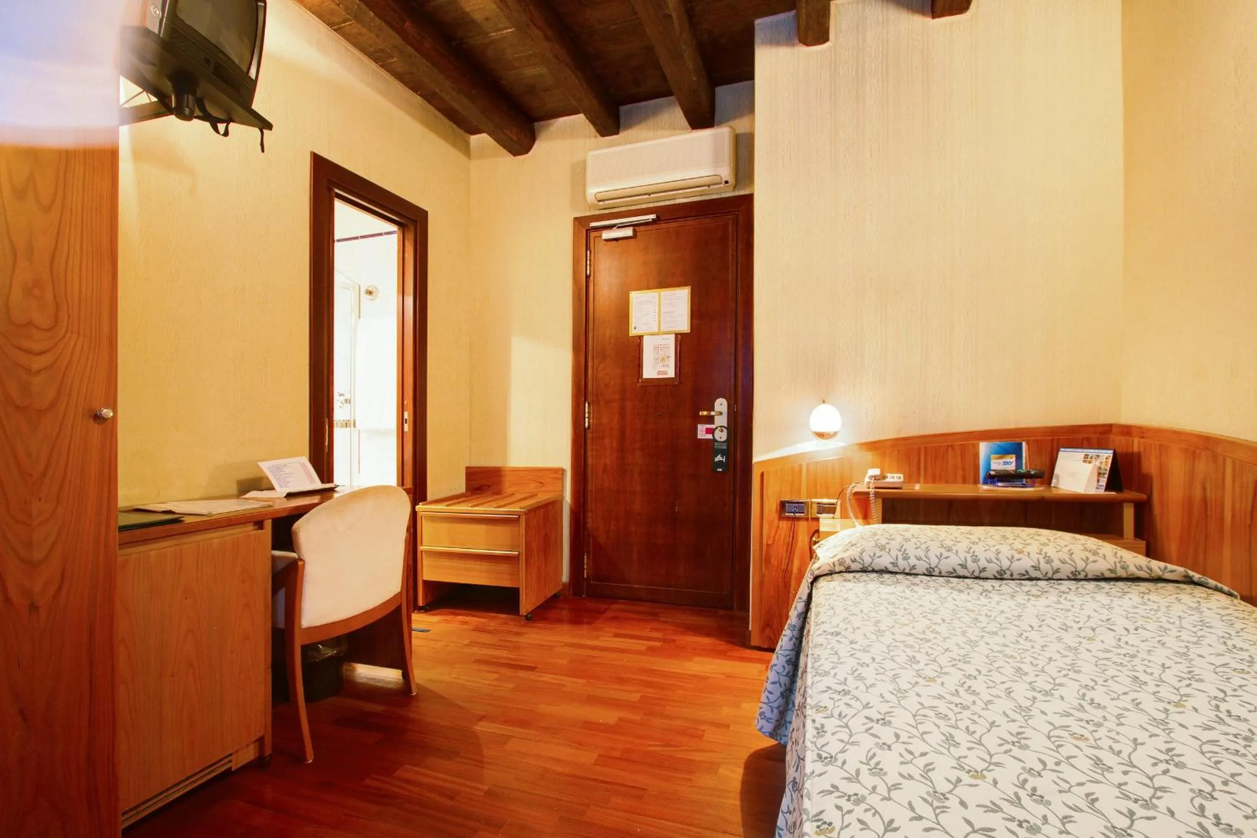 Single Room in Hotel Corot