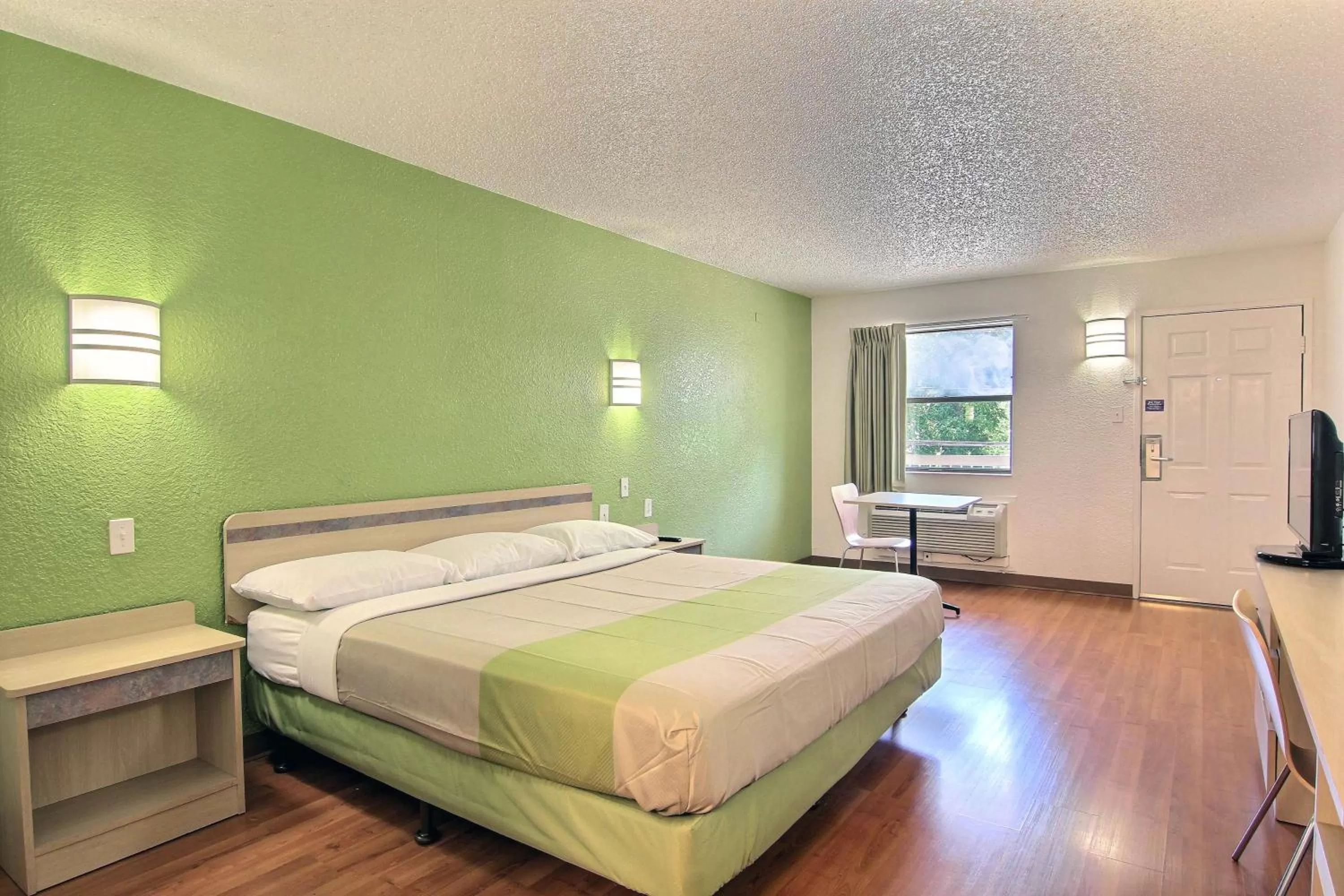 King Room - single occupancy - Disability Access in Motel 6 Austin, TX - Central Downtown UT