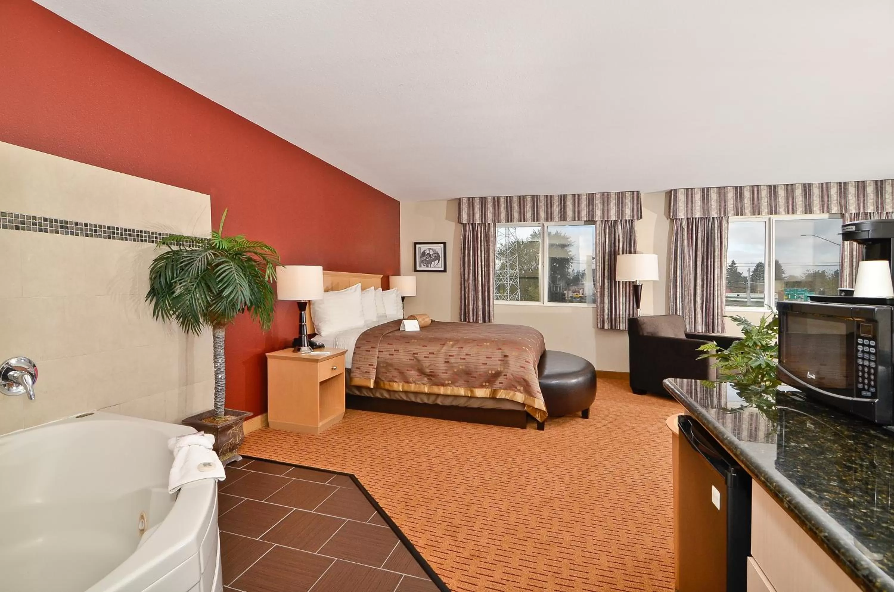 King Suite in Clackamas Inn and Suites