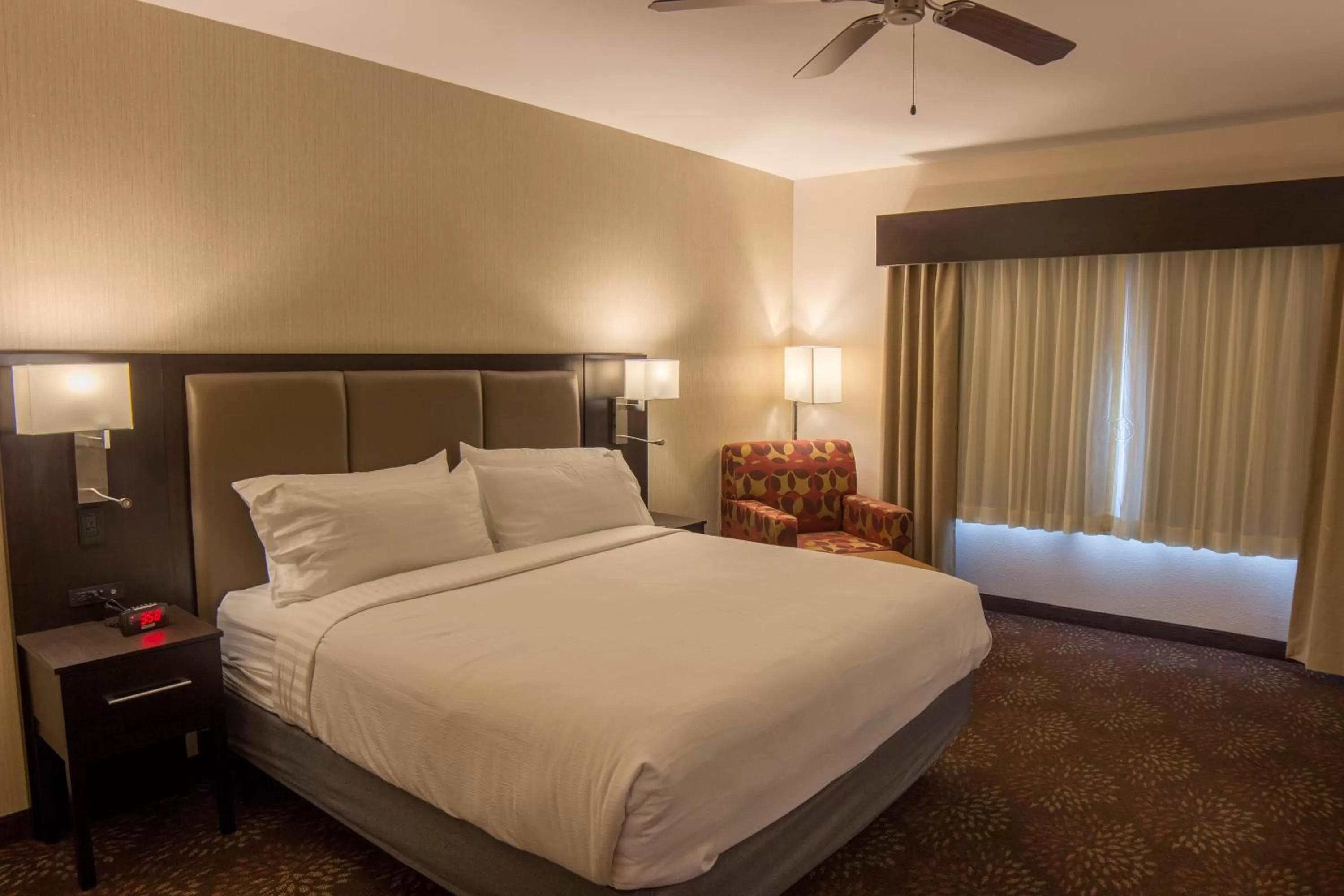 Standard King Room with Roll-In Shower - Communications Access in Holiday Inn Trophy Club by IHG