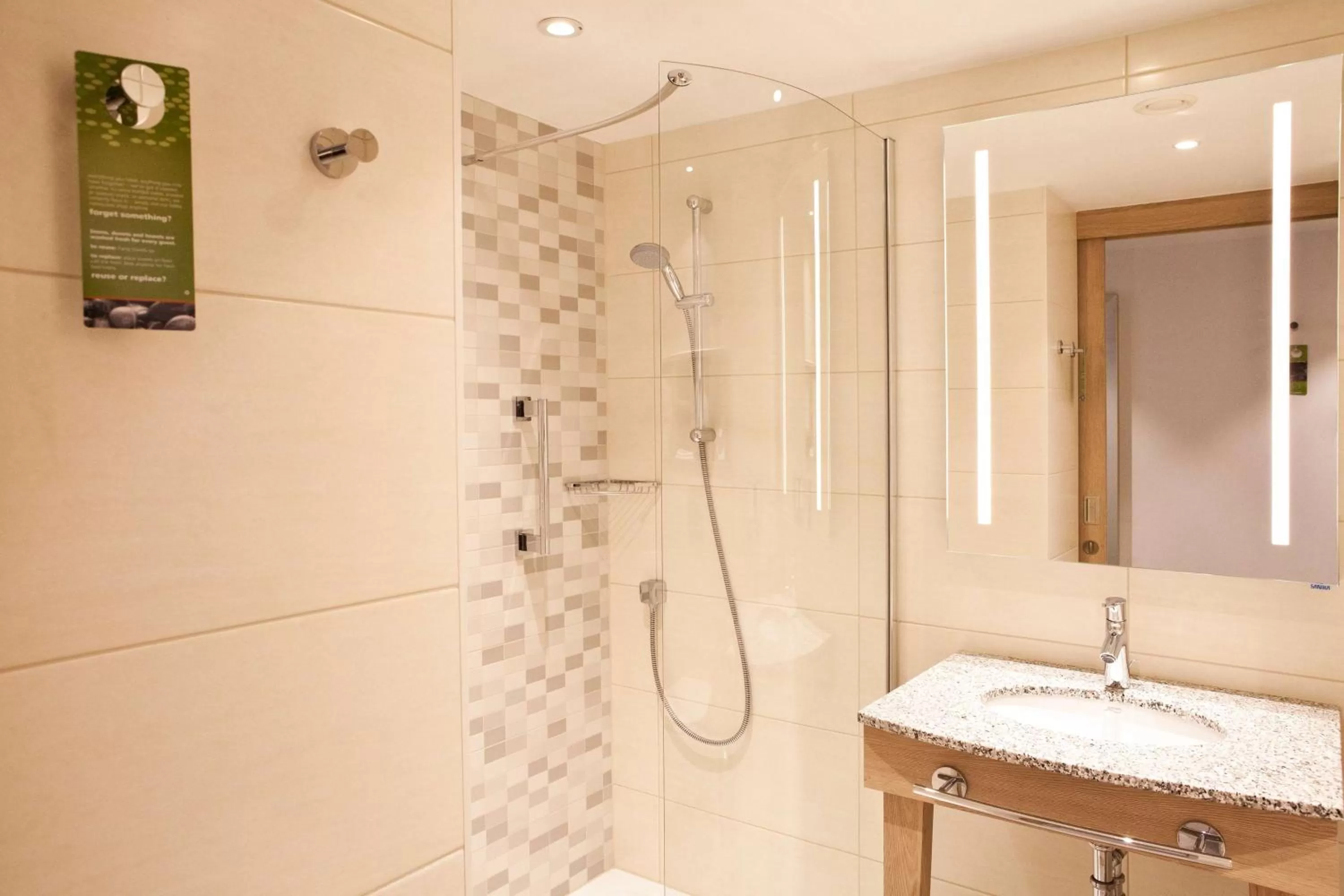 Queen Room in Hampton By Hilton Berlin City East Side Gallery