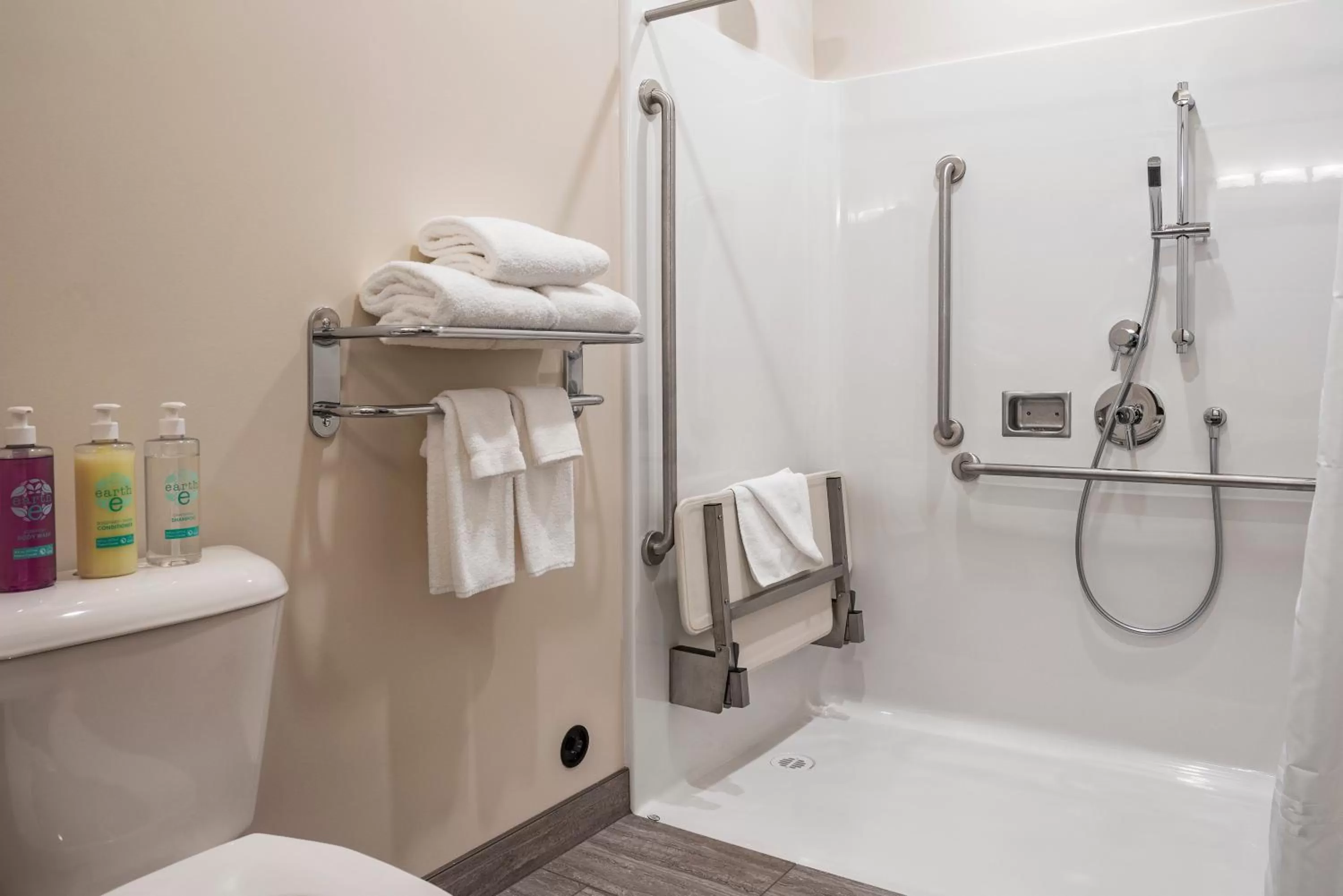 Coast Accessible Queen in Coast Oliver Hotel