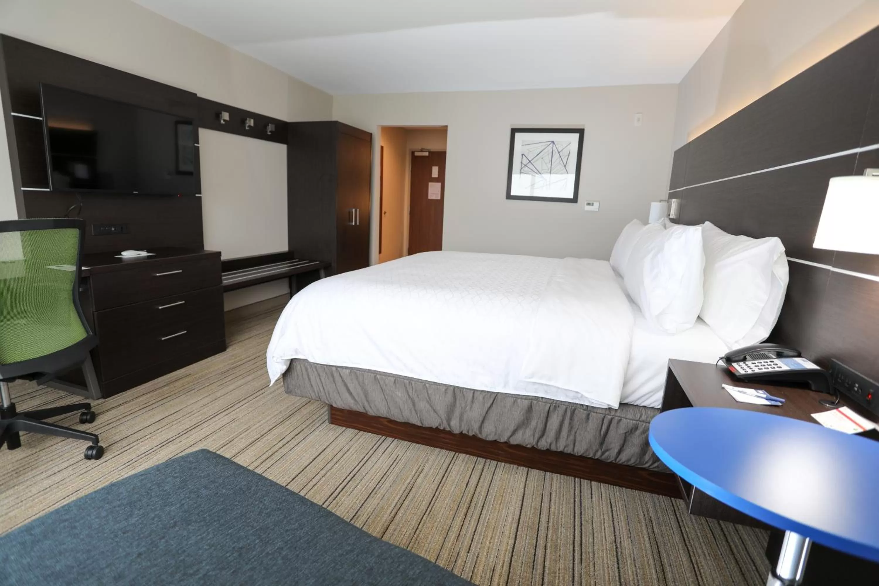 Standard King Room with Roll-In Shower - Mobility Access in Holiday Inn Express & Suites - Forney by IHG