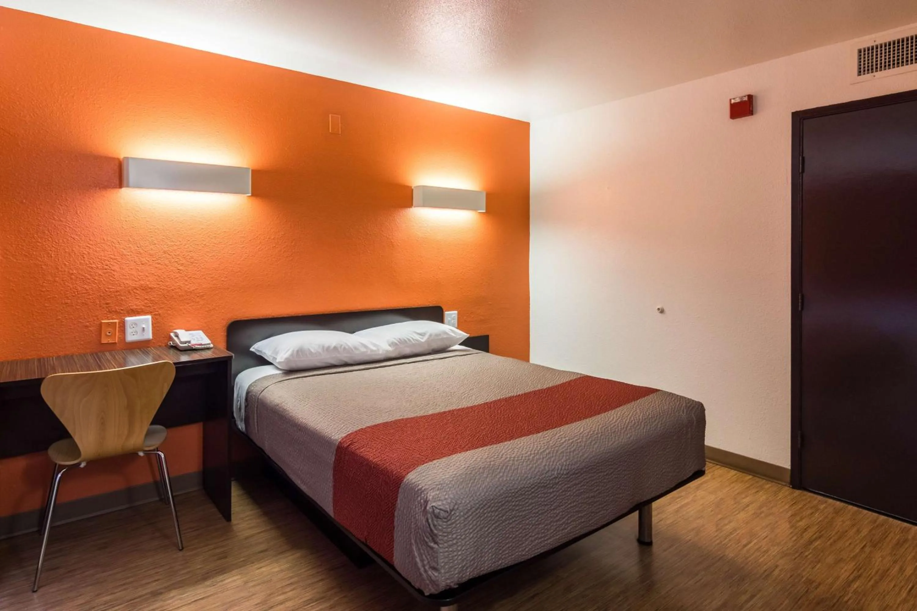 Double Room - single occupancy - Disability Access - Roll In Shower in Motel 6-Oroville, CA