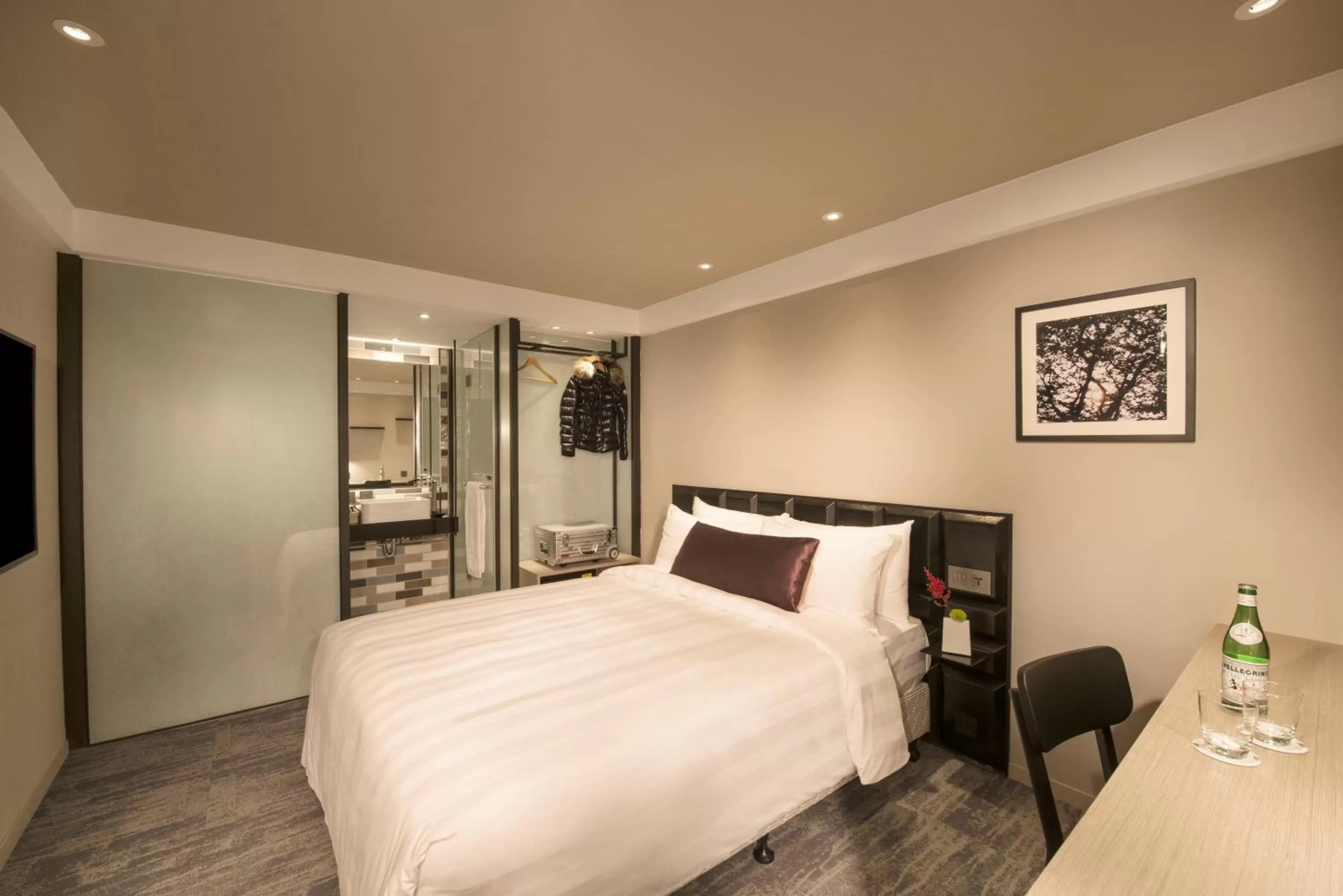 Exquisite Double Room - No Window in Hotel Midtown Richardson