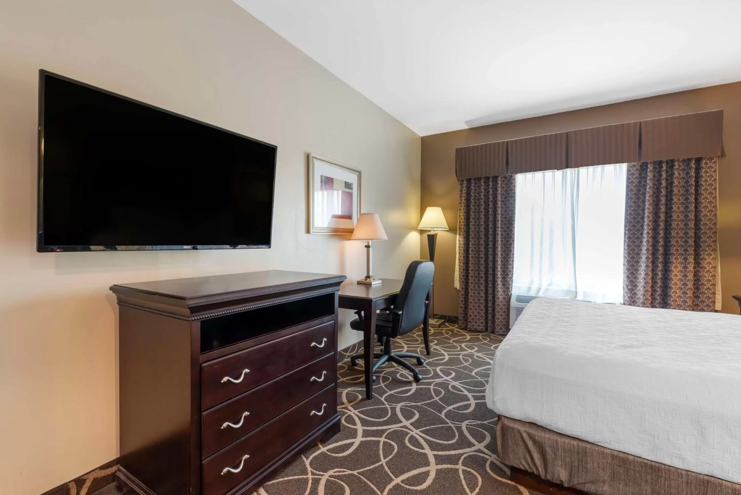 King Room with Sofa Bed - Accessible Tub/Non-Smoking in Best Western Plus Eau Claire Conference Center