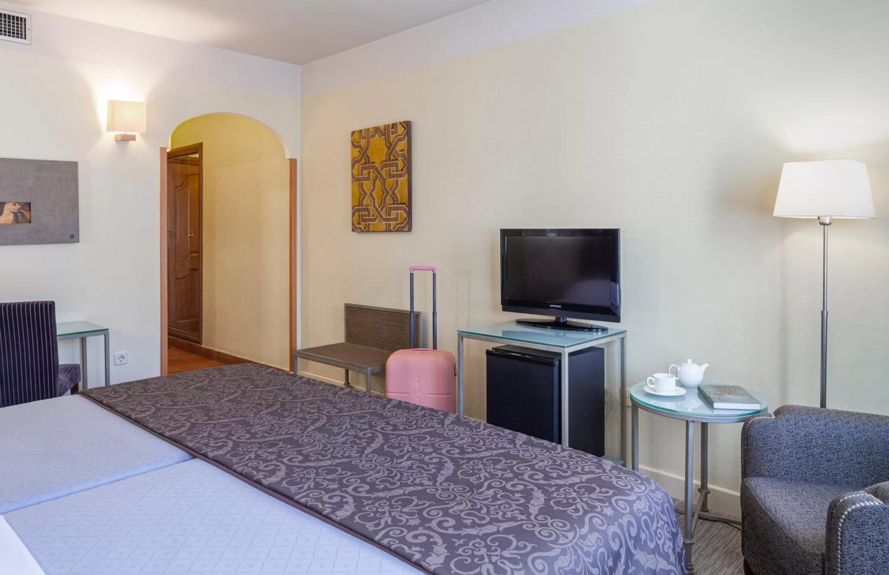 Double Room with Extra Bed (3 Adults) in Hotel Macià Alfaros