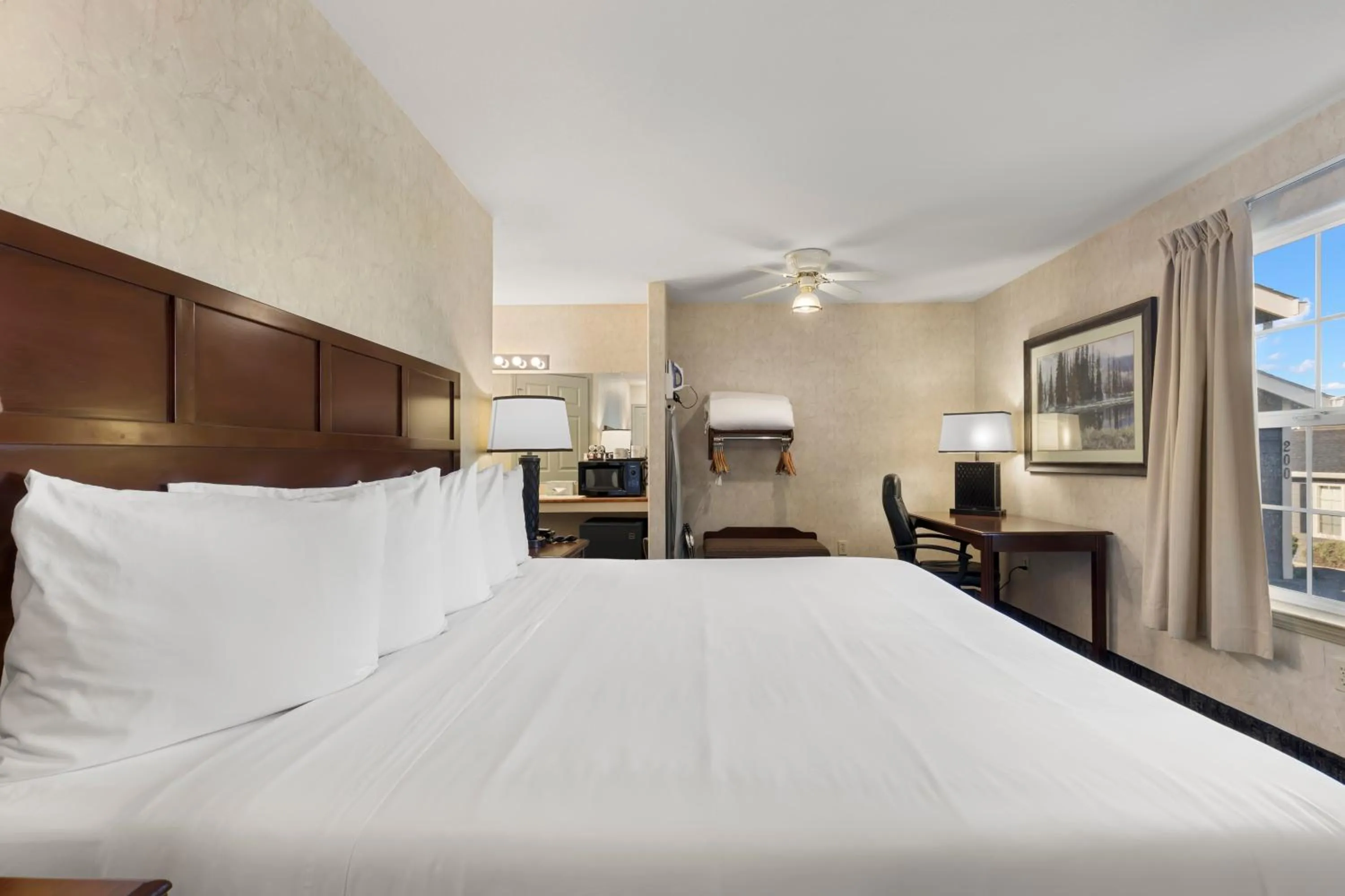 1 King Standard (Non-View) in Beach House Inn