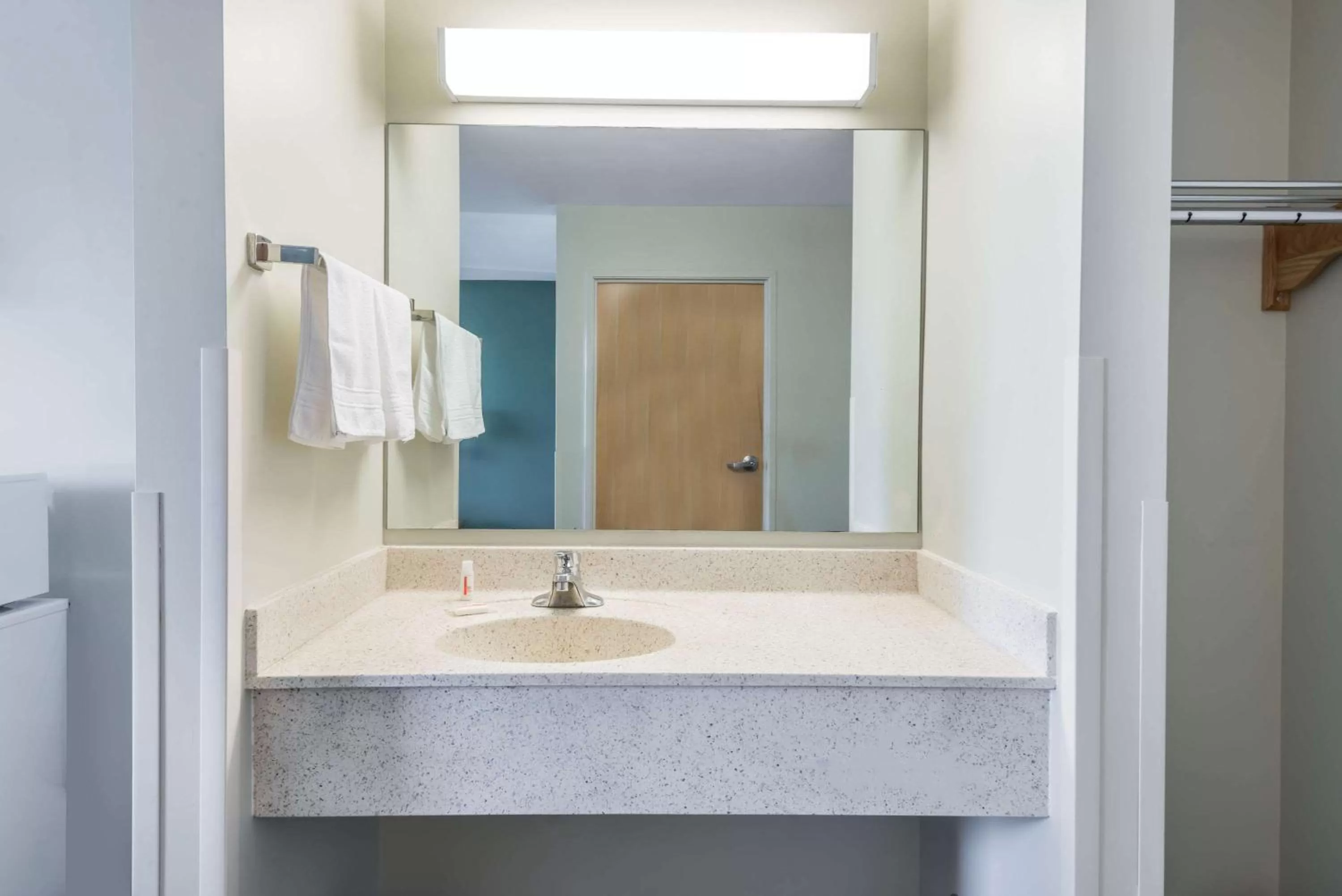 King Room - Non-Smoking in Super 8 by Wyndham Hagerstown/Halfway Area