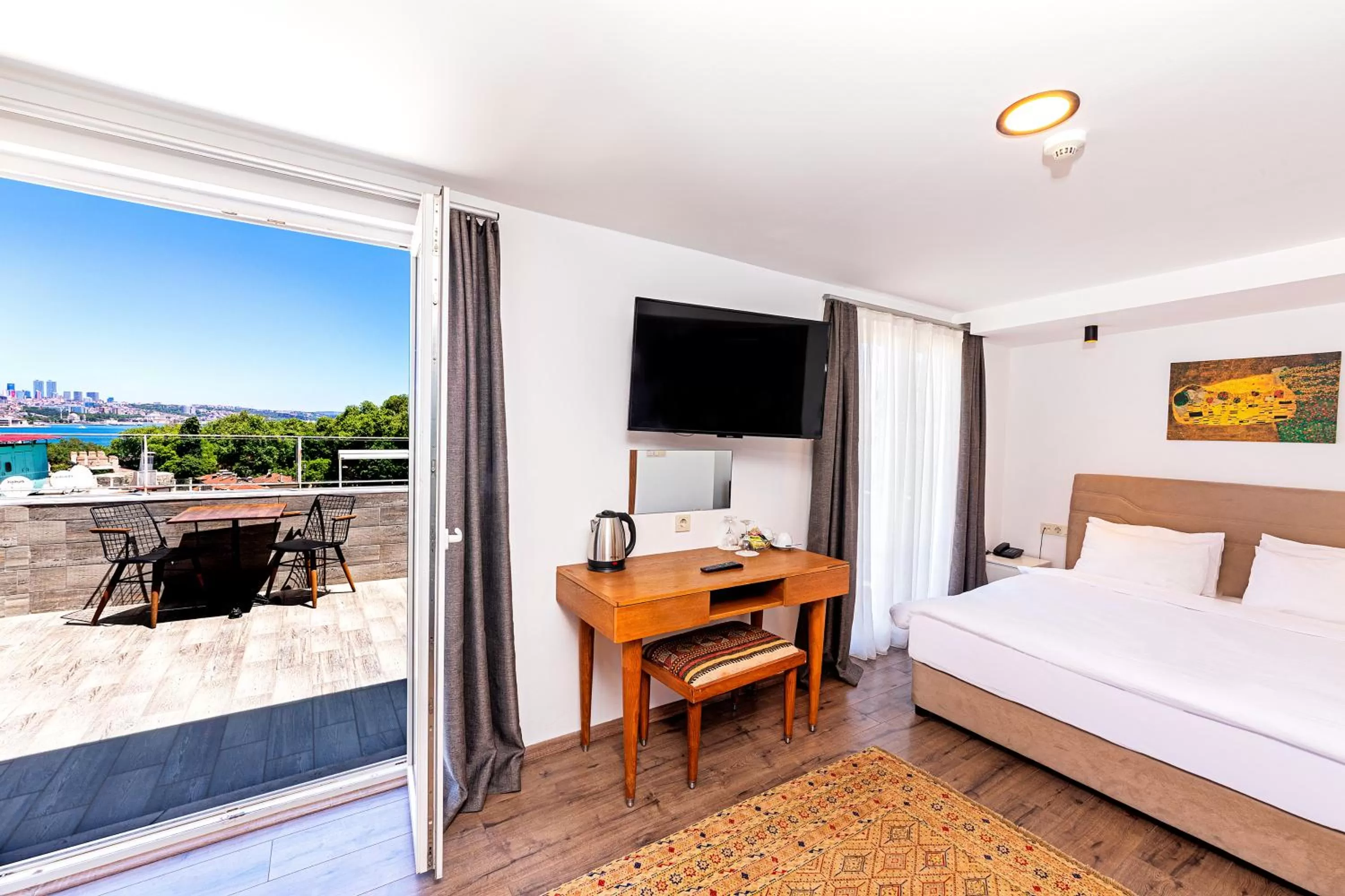 Suite with Balcony and Sea View in Neda