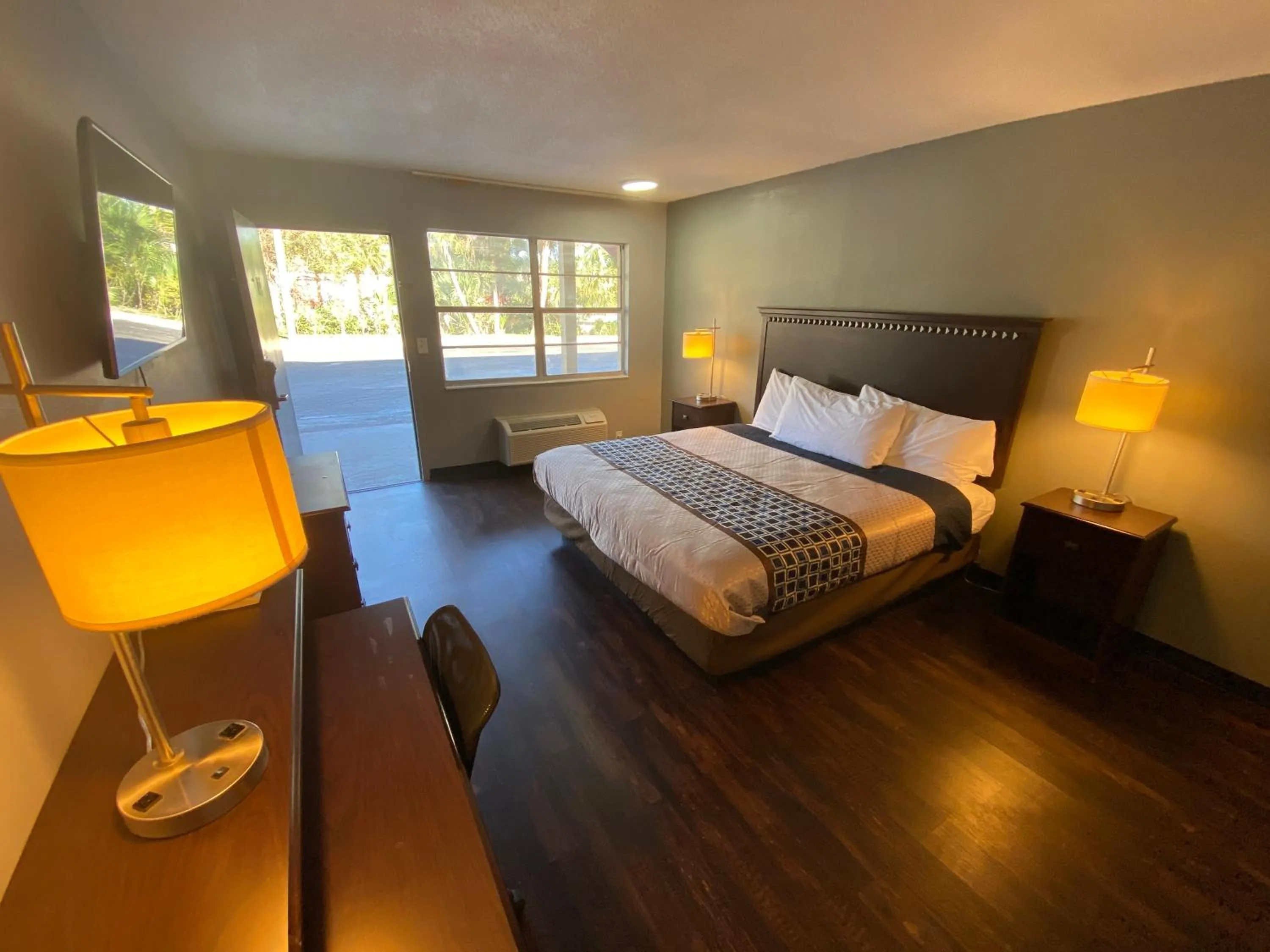 1 King Bed Accessible Non-Smoking in Americas Best Value Inn - Gainesville