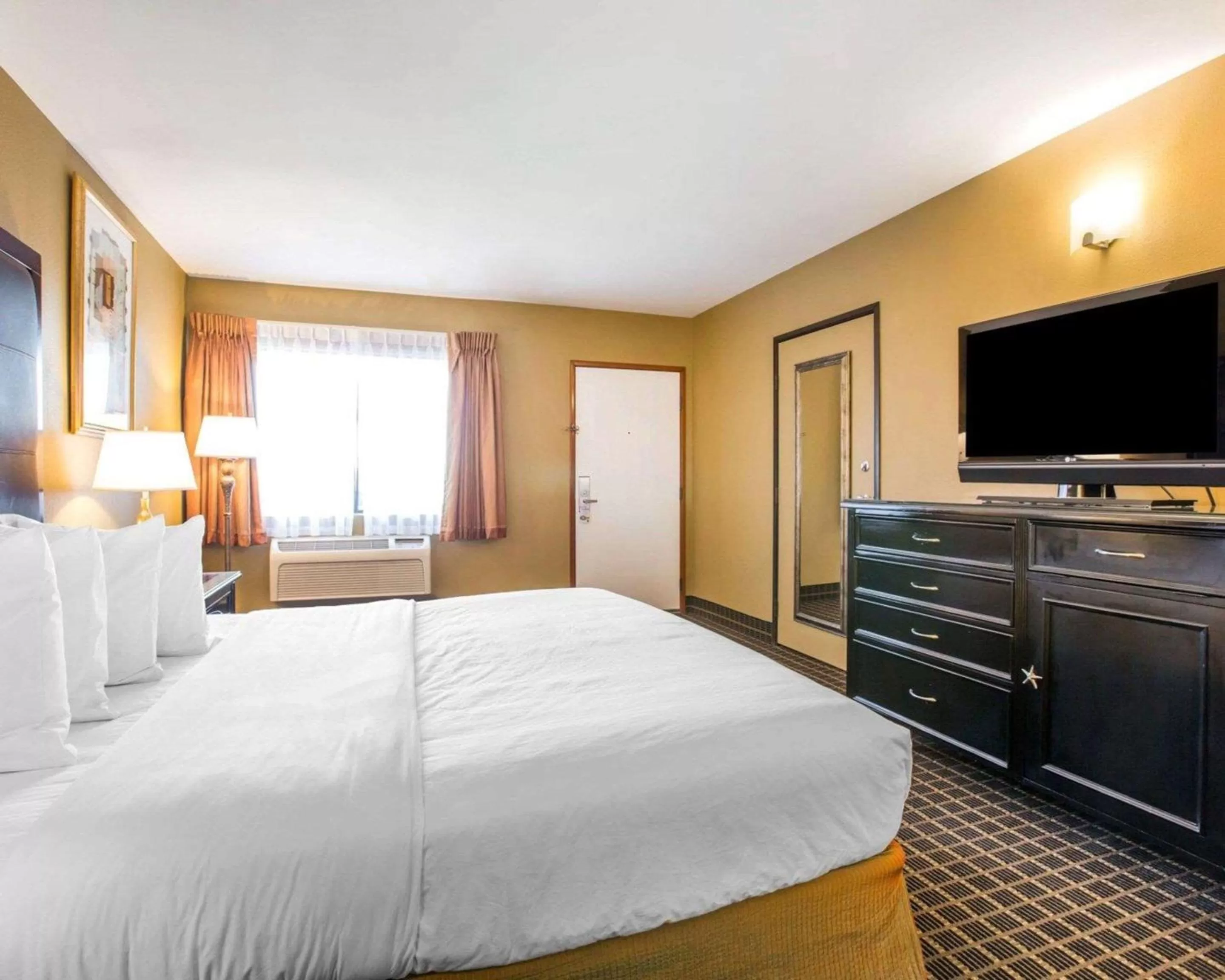 King Room with Hot Tub - Smoking in Quality Inn & Suites Westminster Seal Beach