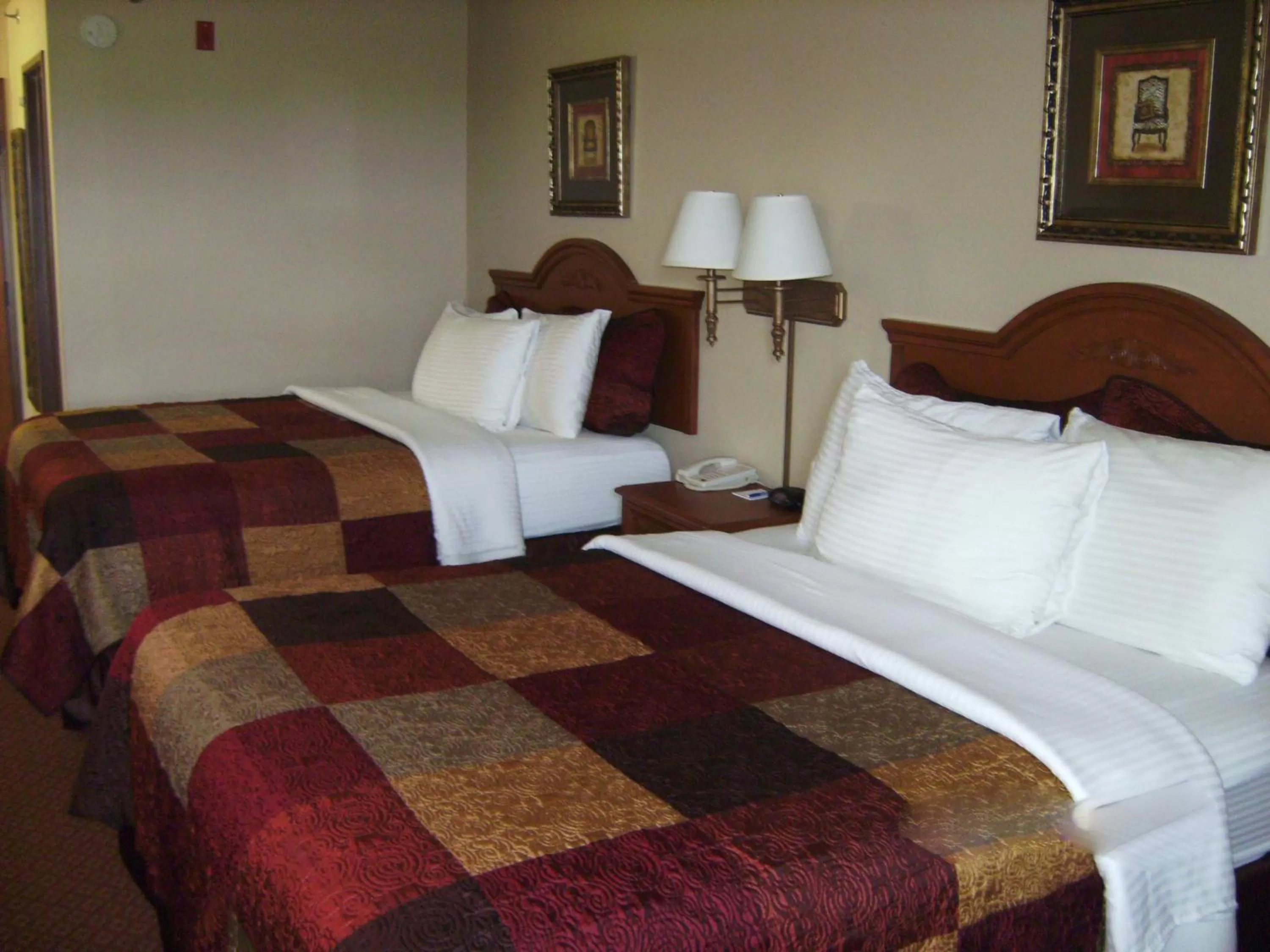 Queen Room with Two Queen Beds in All American Inn & Suites Branson