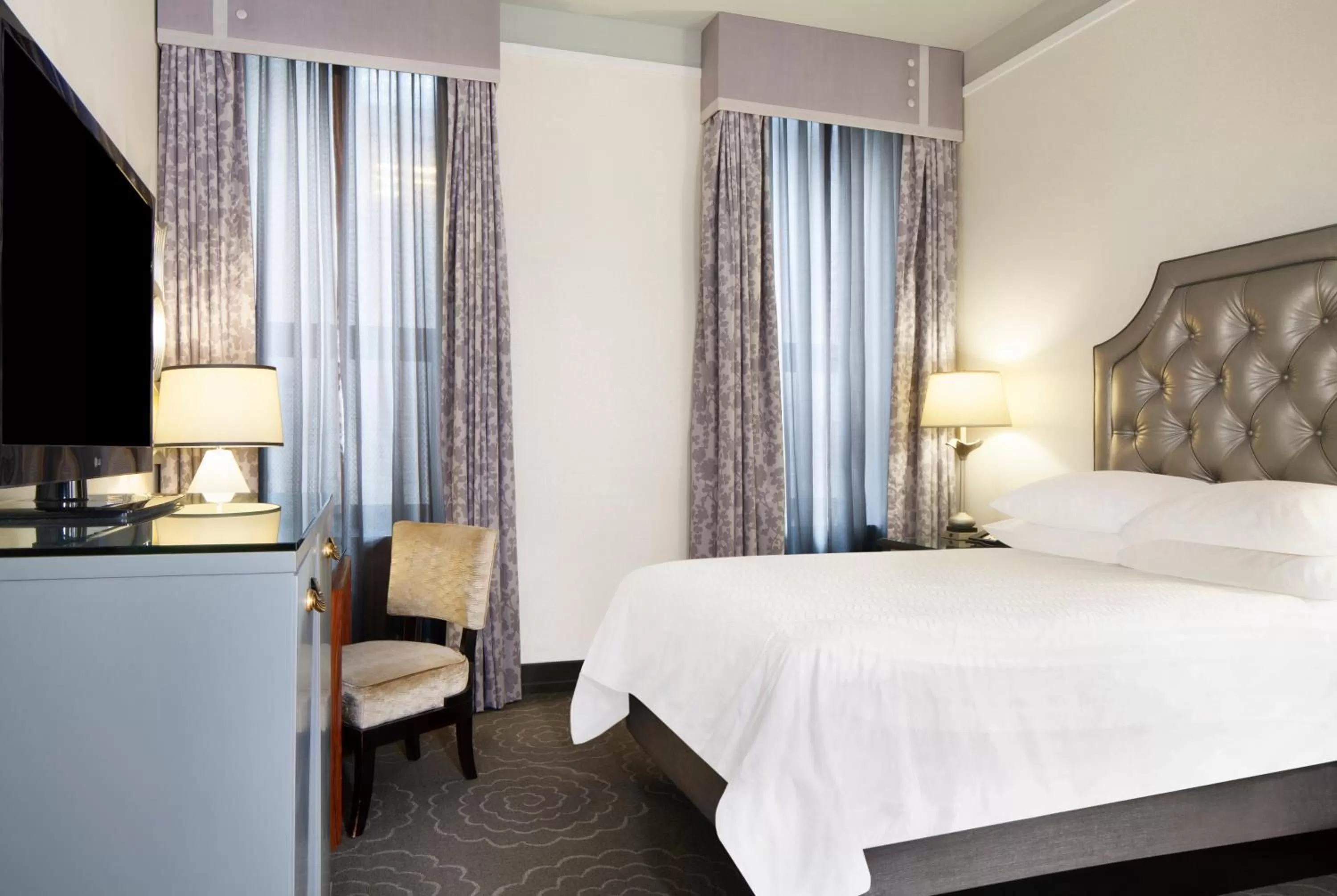 Deluxe Double Room - Disability Access in Silversmith Hotel Chicago Downtown