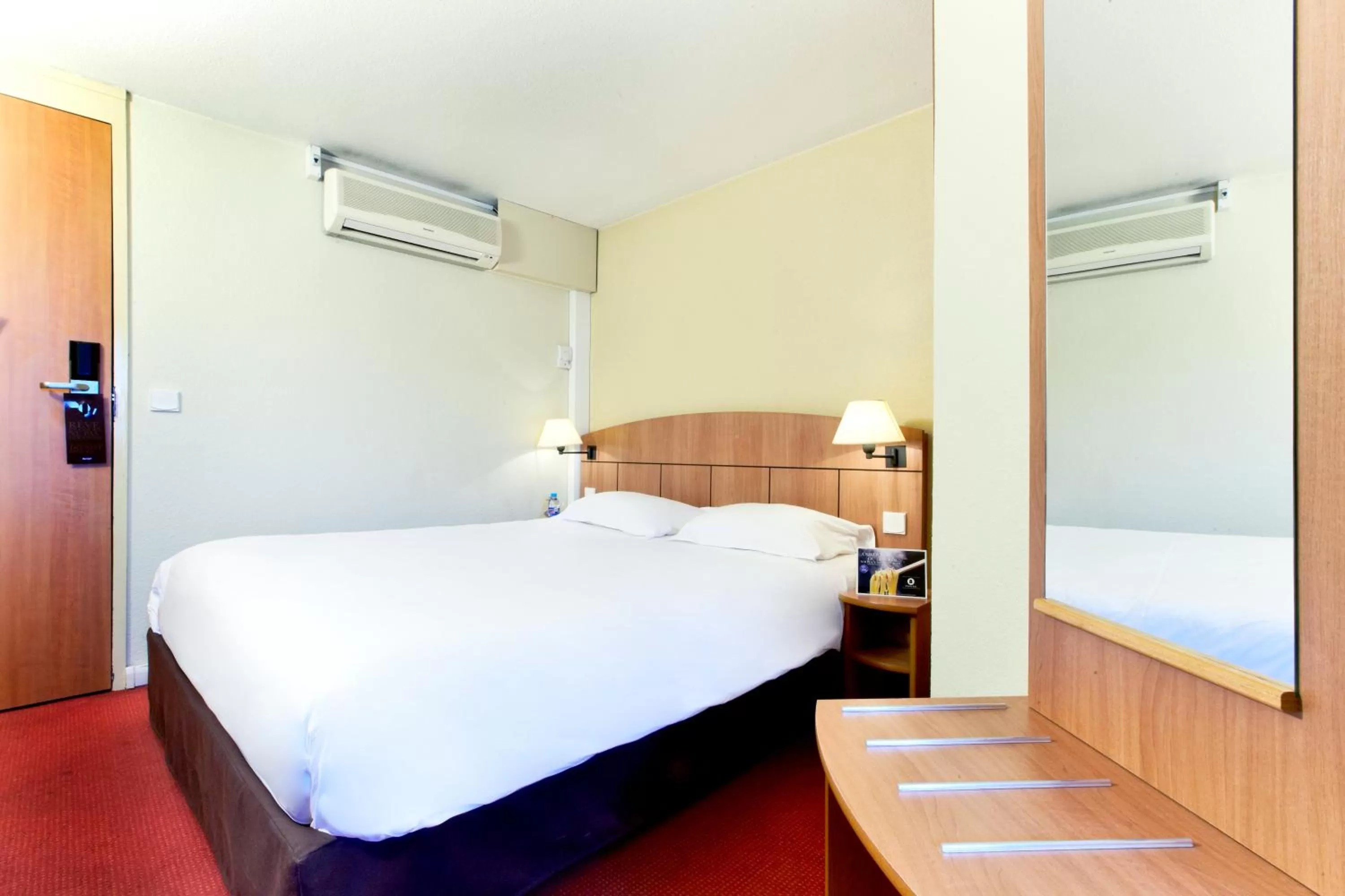 Double Room with One Double Bed in Kyriad Genève St-Genis-Pouilly