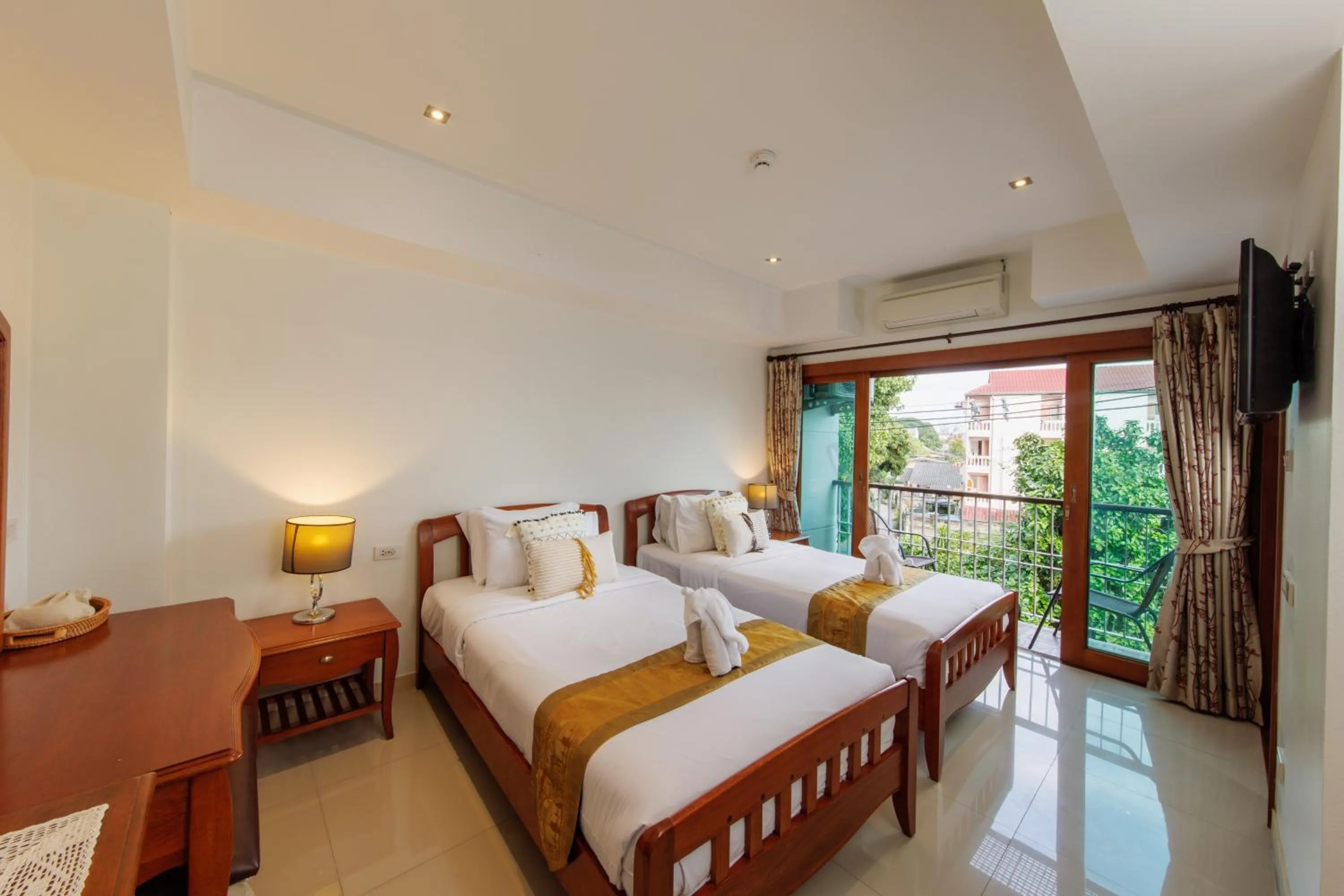 Deluxe Twin Room with Balcony in Rendezvous Classic House