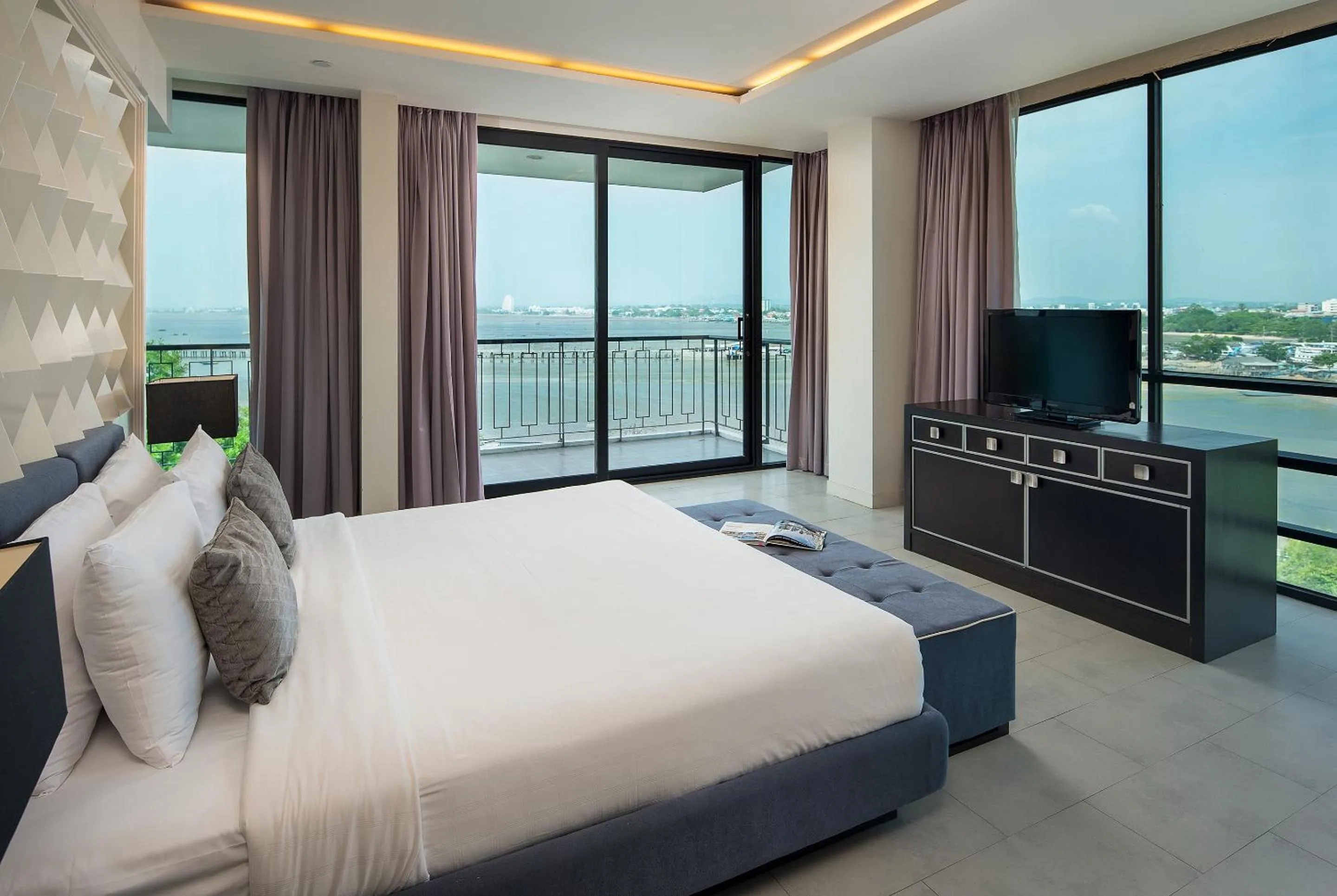 One-Bedroom Suite Sea View in Way Hotel Pattaya