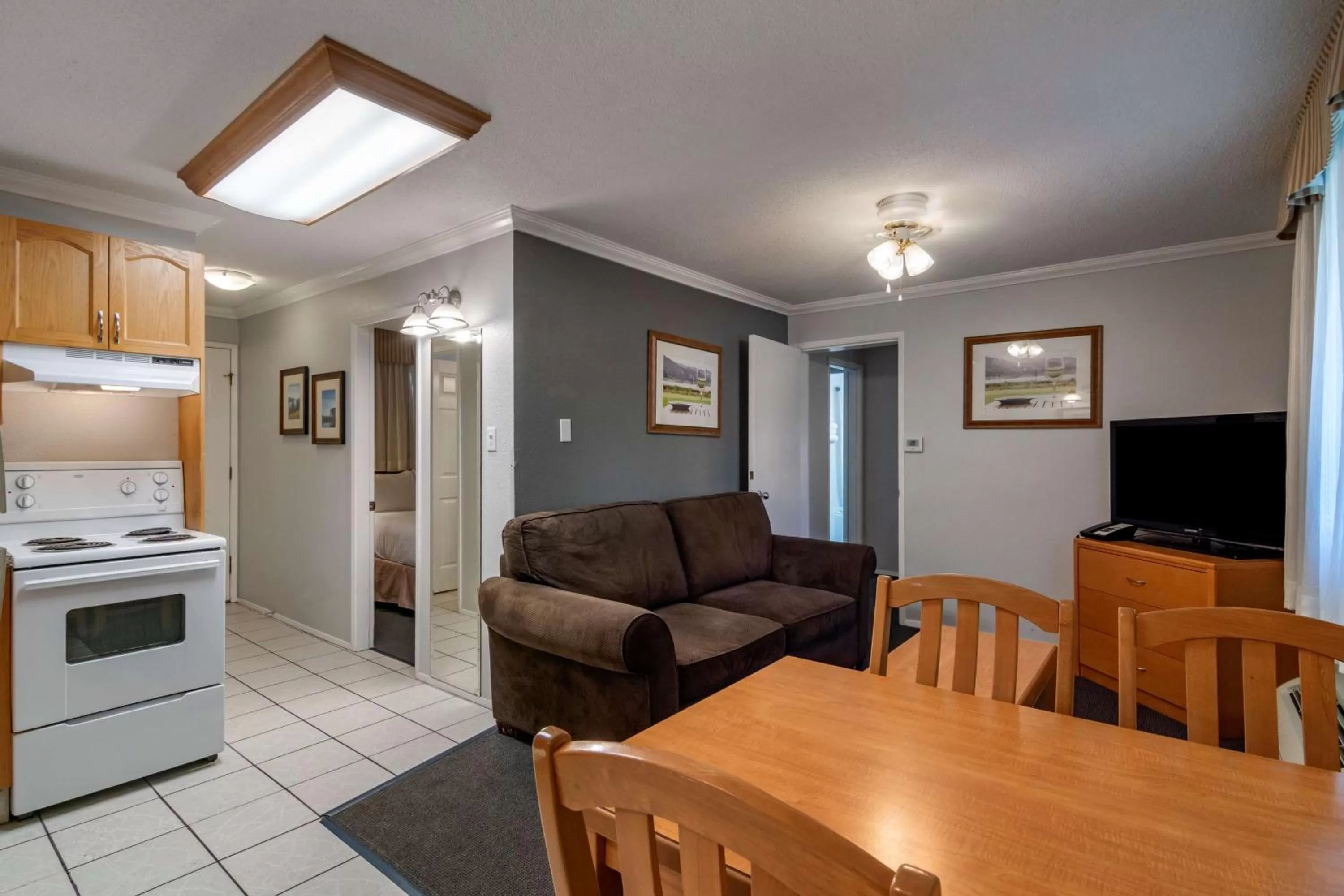 Queen Suite with Two Bedrooms in Best Western Inn at Penticton