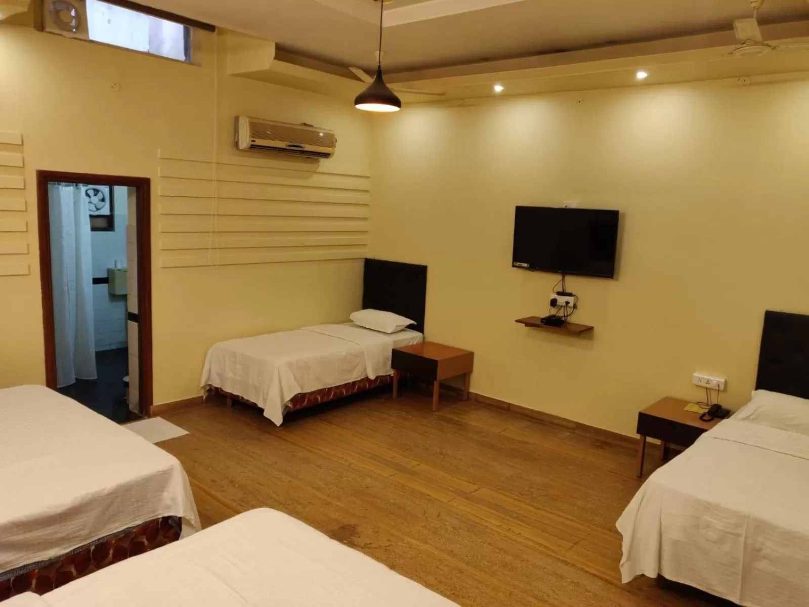 6 Bed Room in Hotel H R Palace