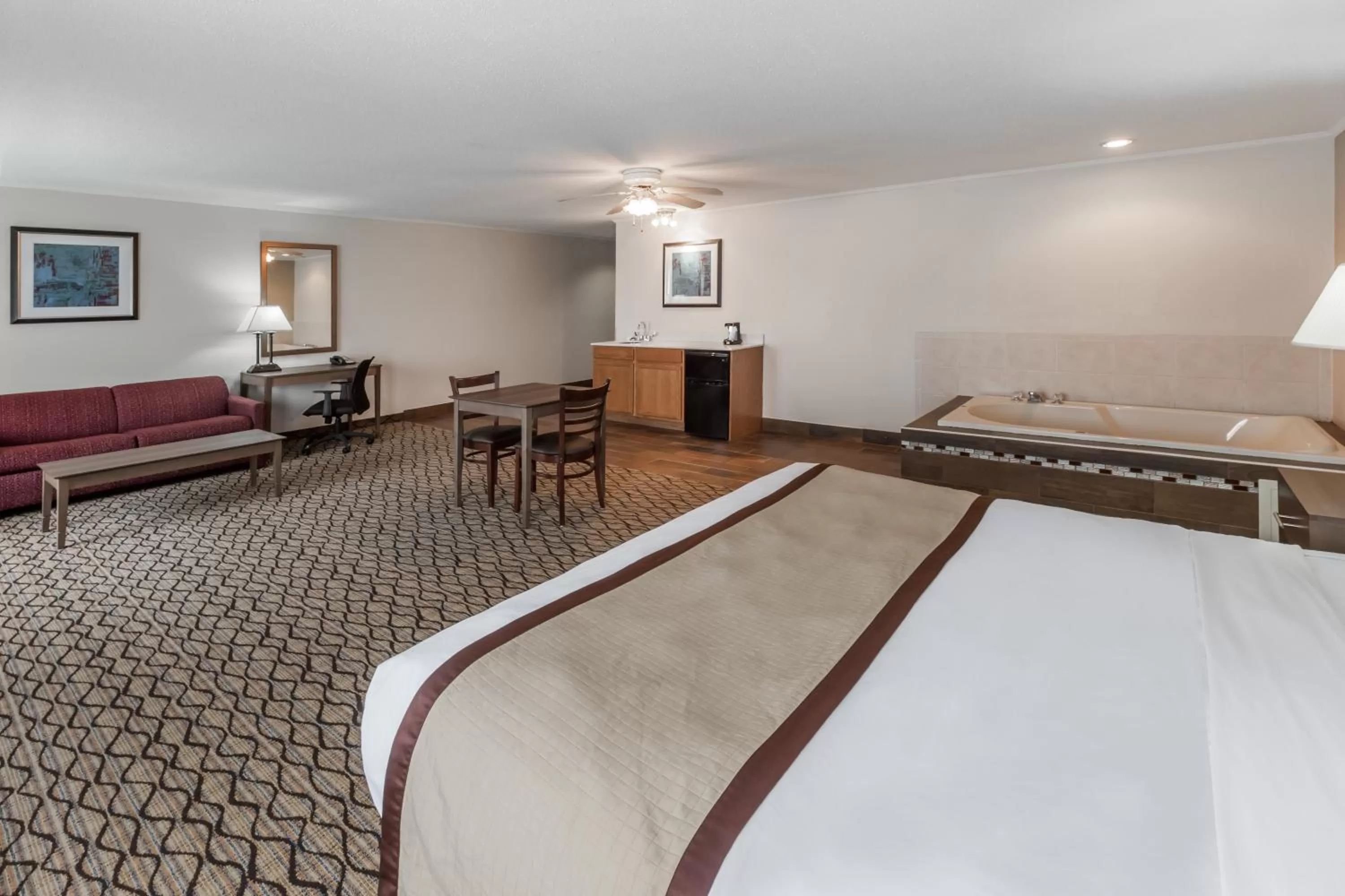 Deluxe King Studio Suite - Mobility Access/Non-Smoking  in Baymont by Wyndham Auburn