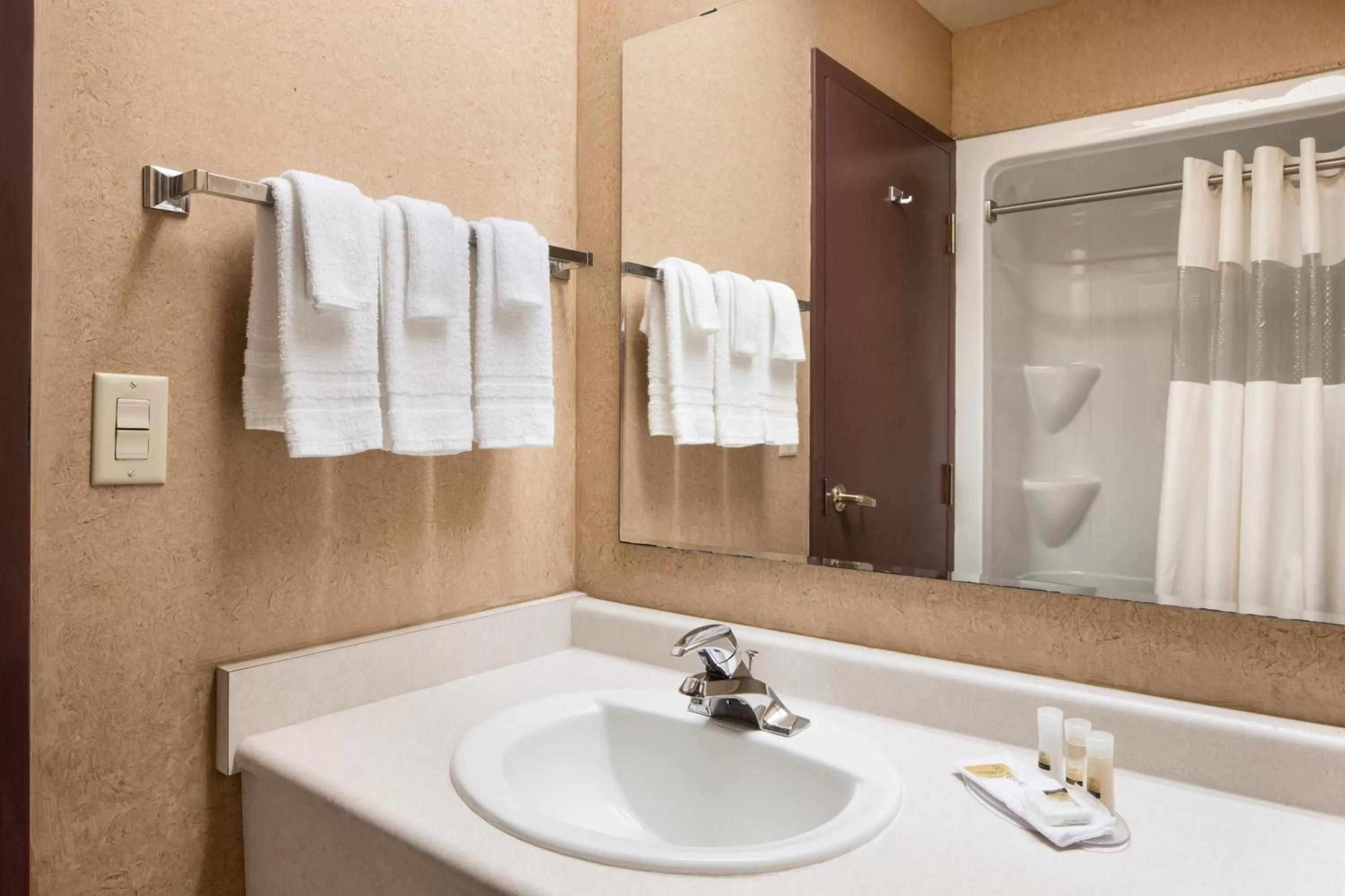 King Room - Second Floor/Non-Smoking in Days Inn by Wyndham Leamington