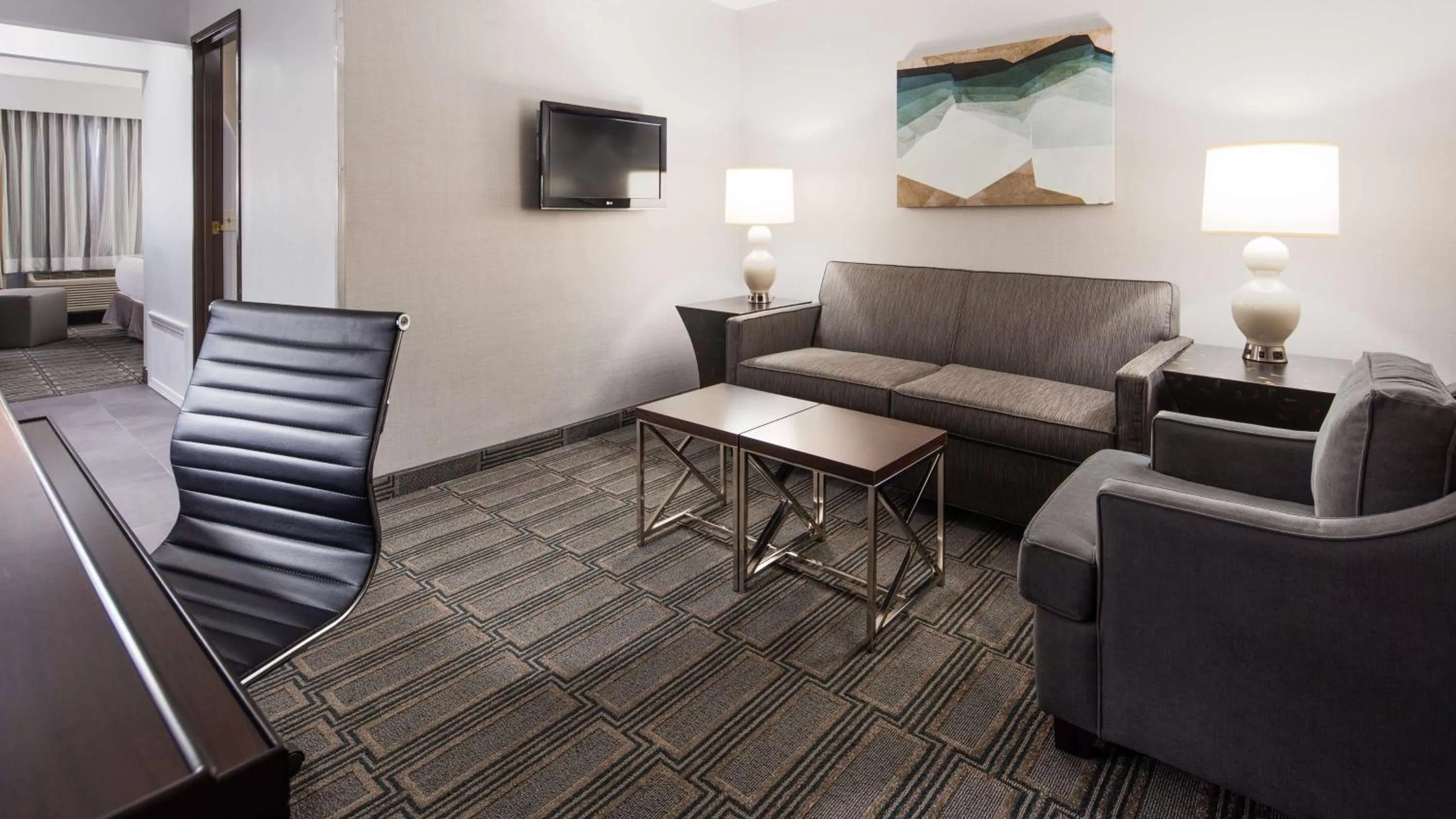 Queen Suite with Sofa Bed - Non Smoking in Best Western Lapeer Inn