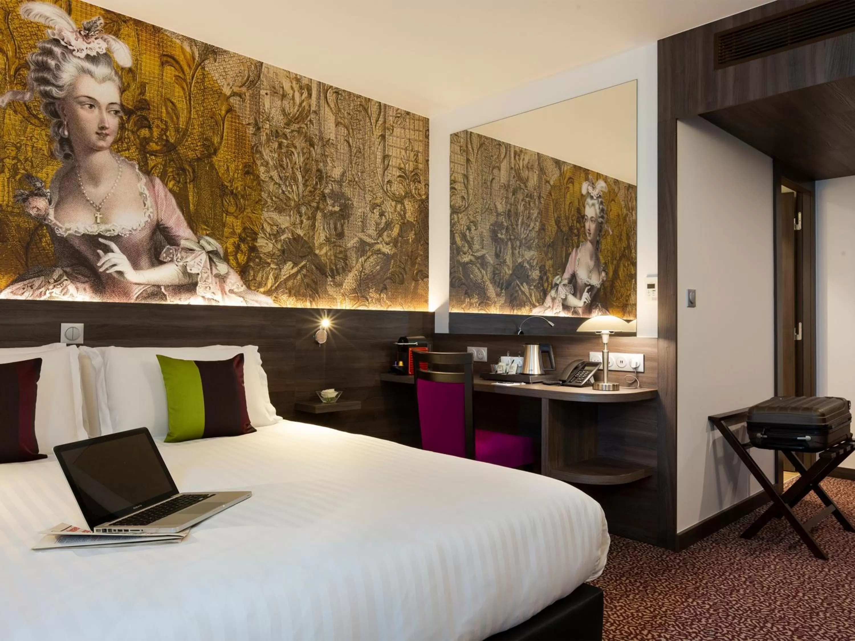 Double Room in Hôtel Roi Soleil Prestige Plaisir - St Quentin