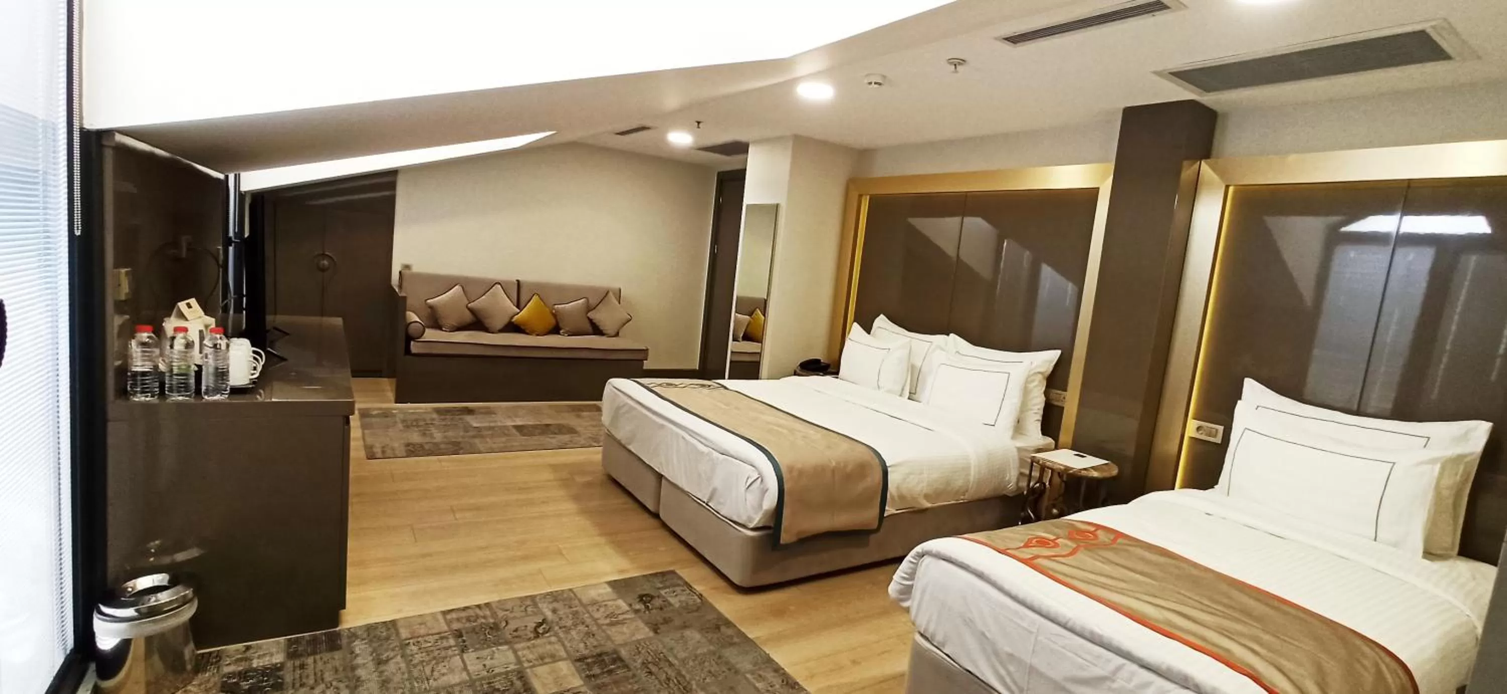 Quadruple Room with Balcony in Peyk Hotel Oldcity