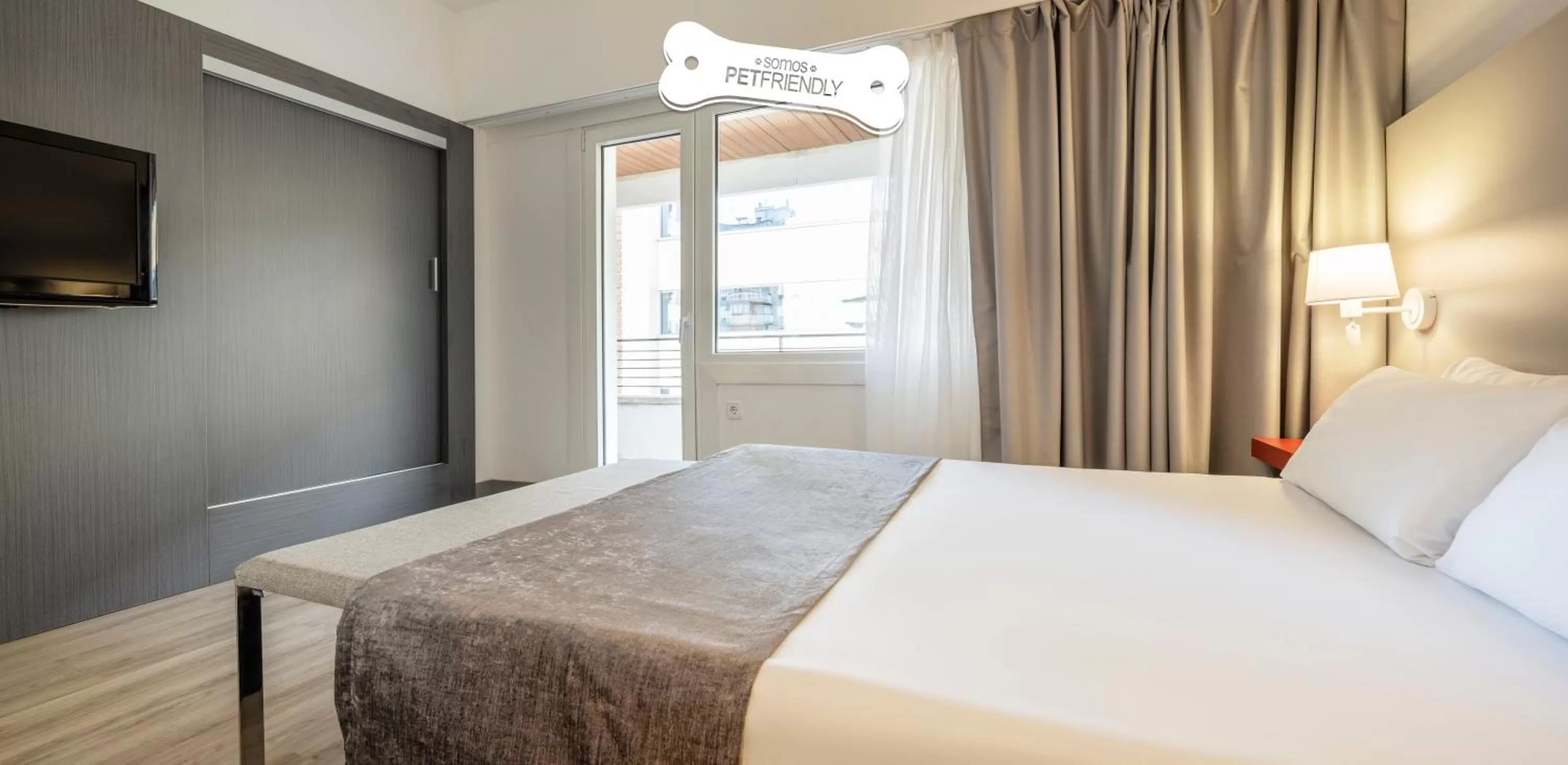 Double Room Pet Friendly in Ilunion Romareda