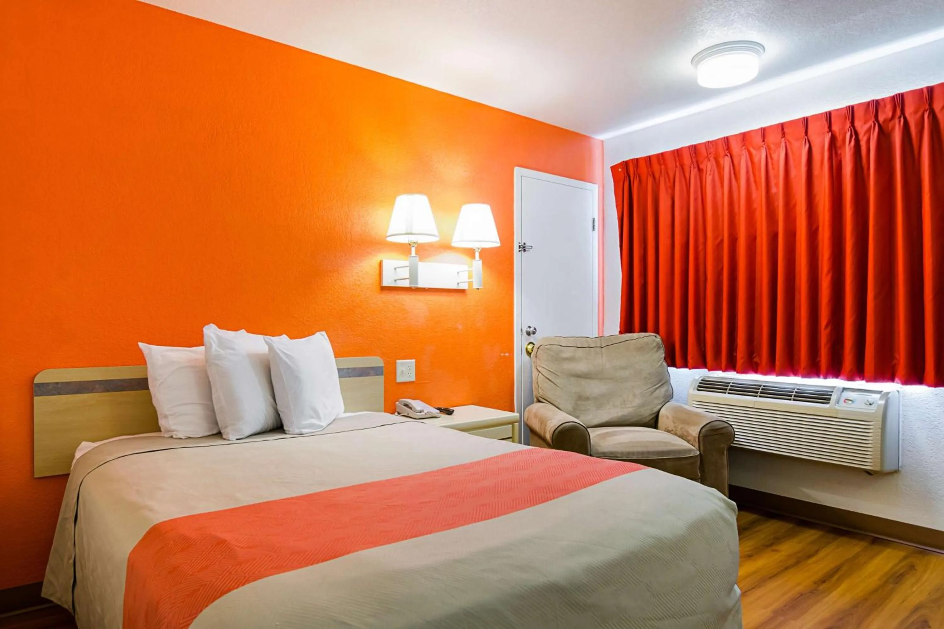 Deluxe Double Room - single occupancy - Smoking in Motel 6-Mitchell, SD