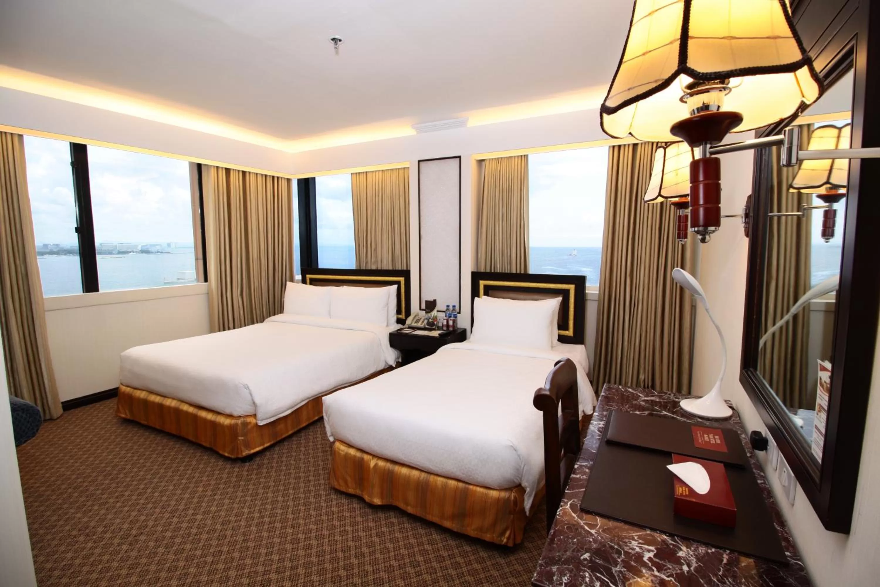 Deluxe Twin or Double Room in Bayview Park Hotel Manila