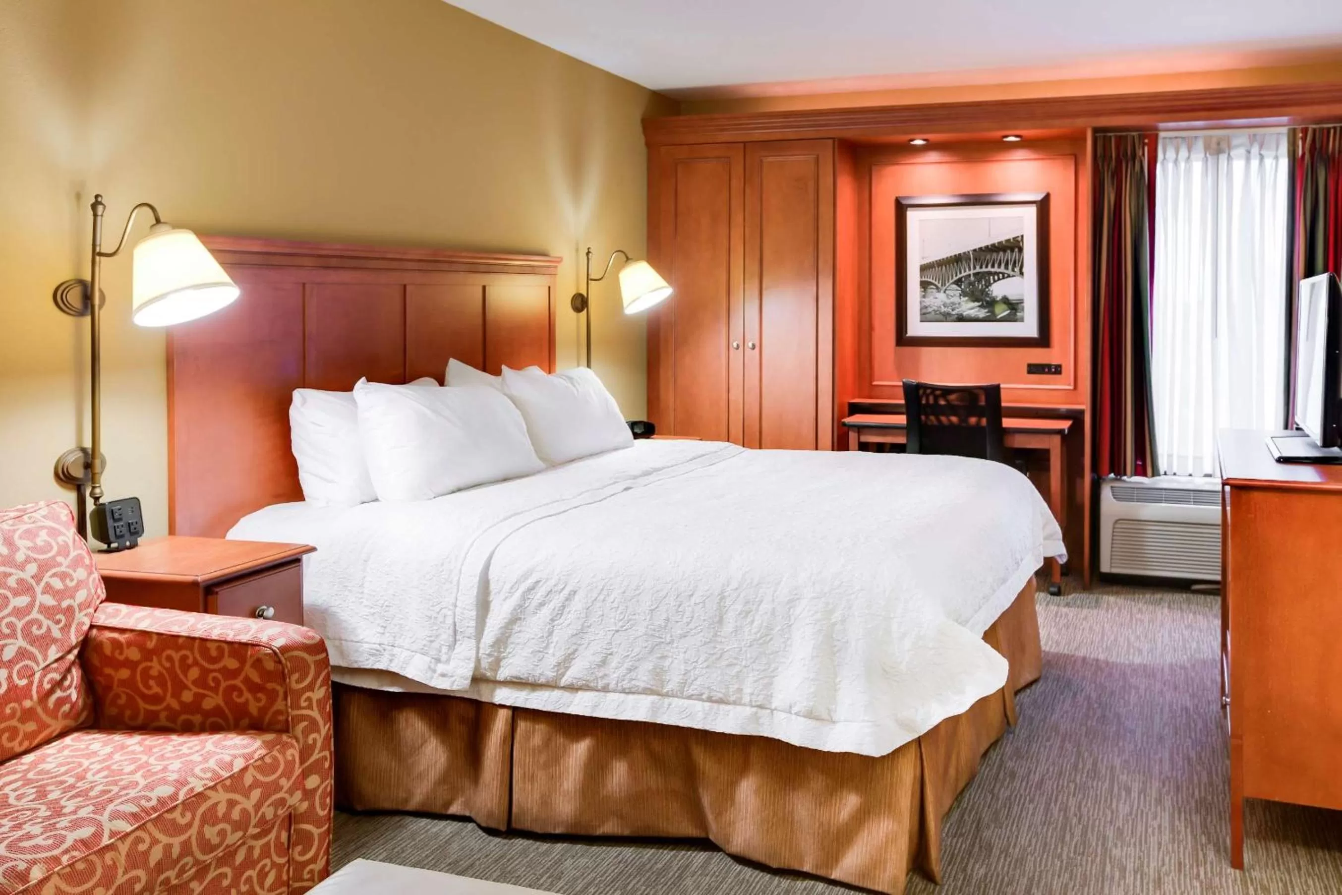 King Room with Sofa Bed and Study - Non-Smoking in Hampton Inn Pittsburgh/Airport