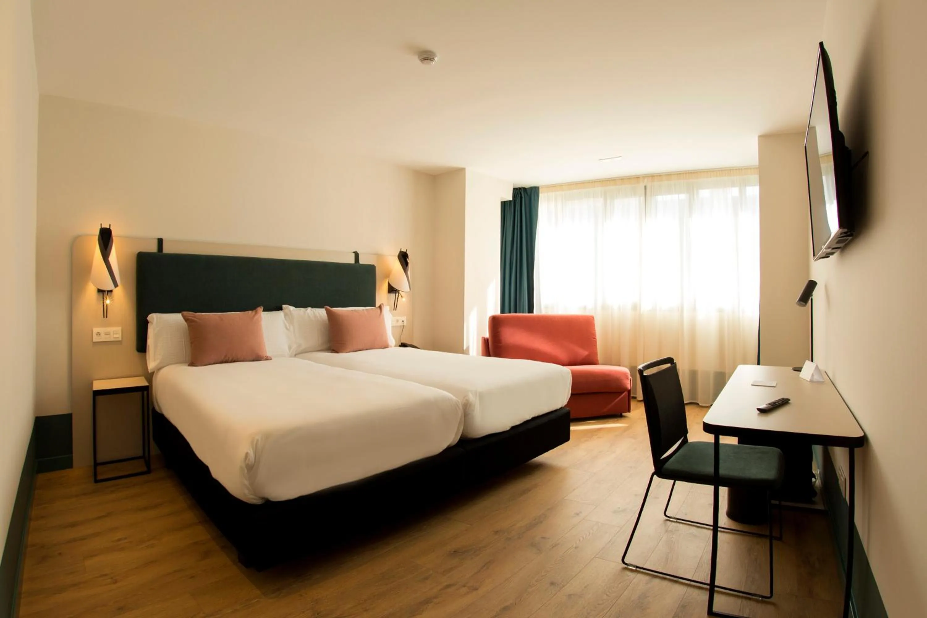 Twin Room with Sofa Bed in Hotel Plaza De La Paz
