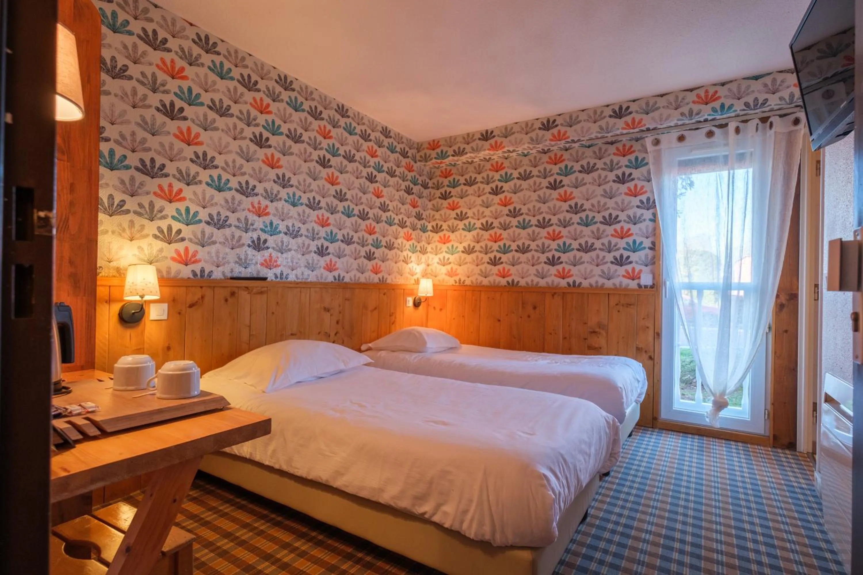 Twin Room in Cit'Hotel Le Montreal