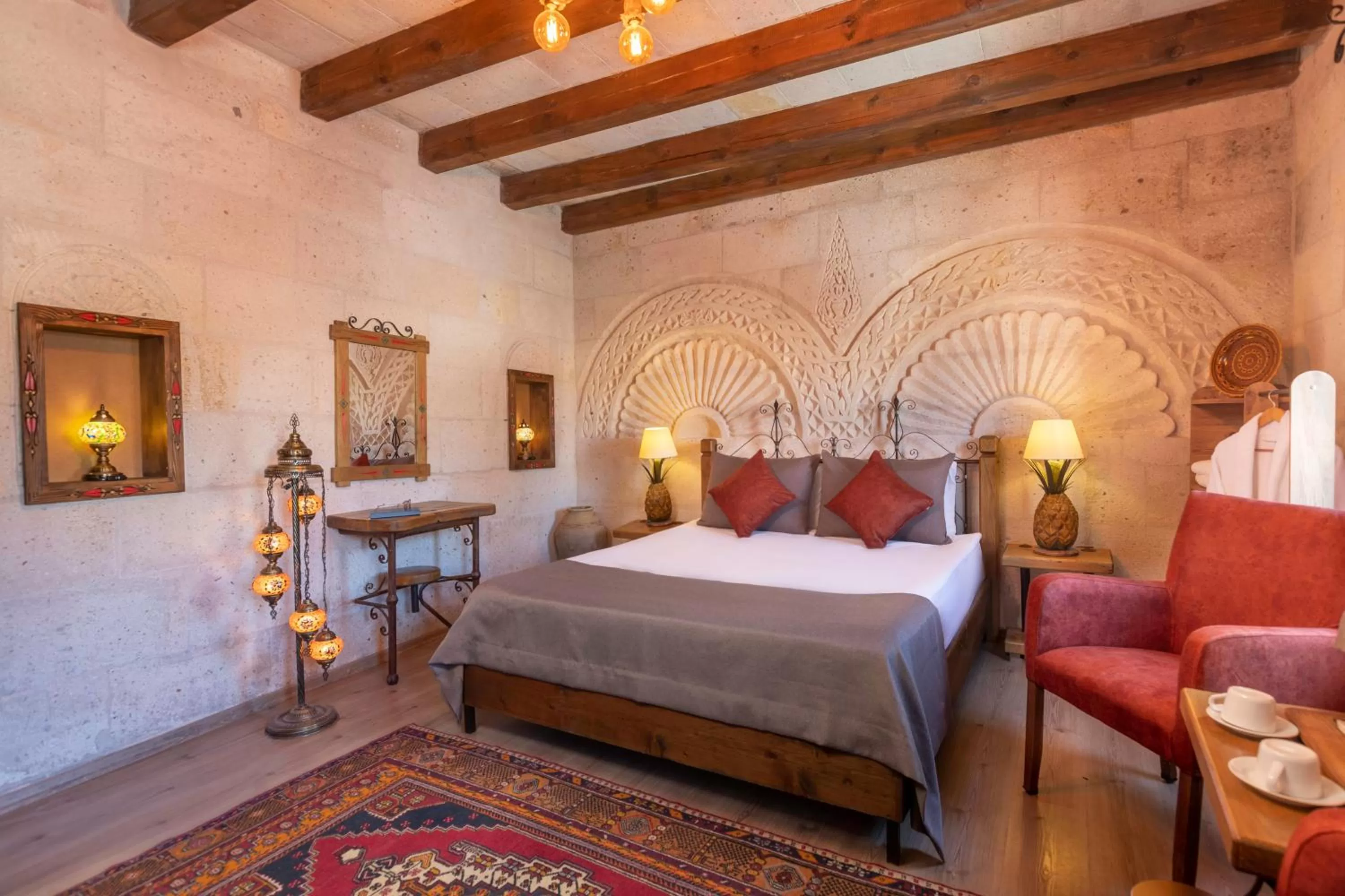 Suite with Hot Tub in Maron Stone House