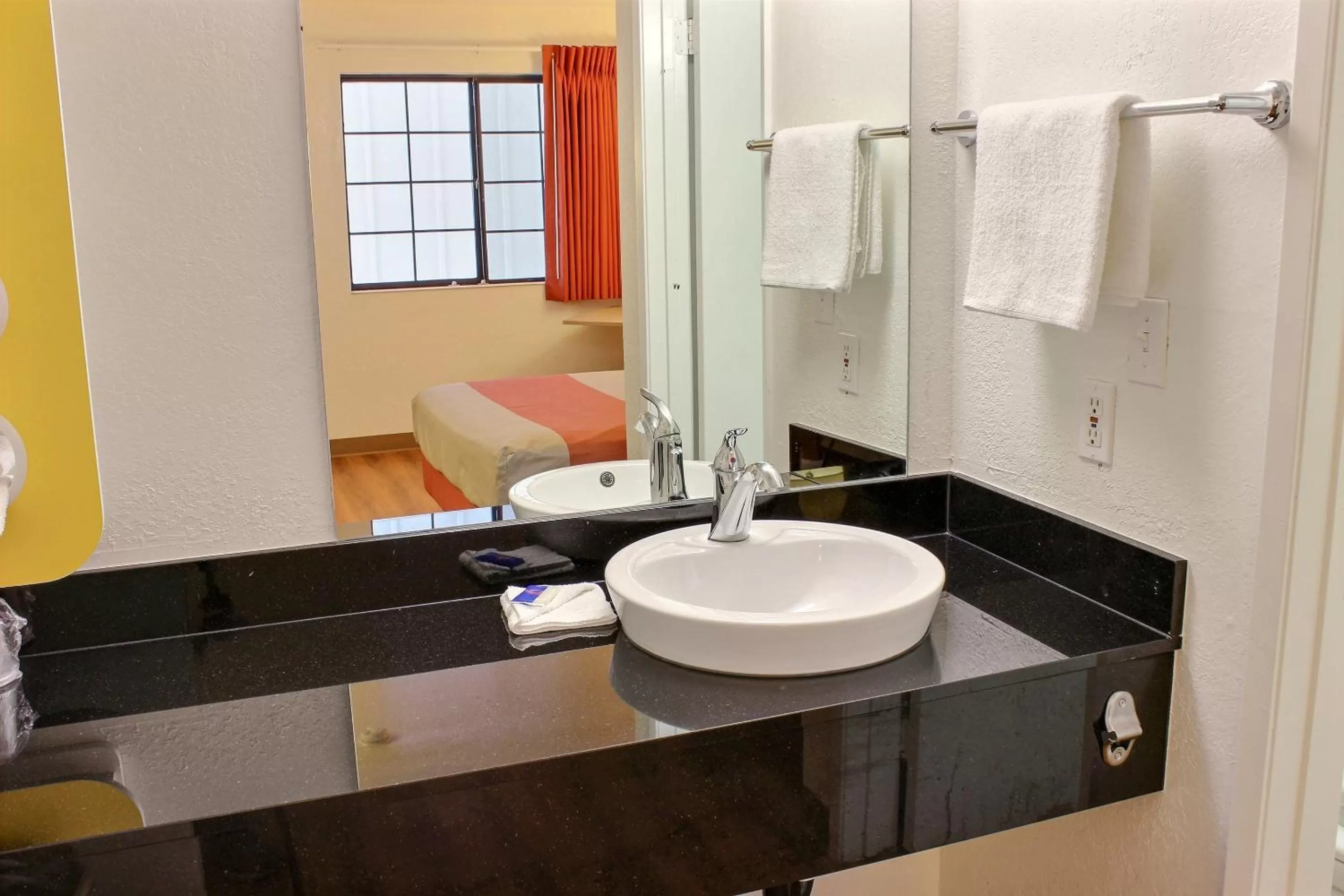 Deluxe Queen Room in Motel 6-Coalinga, CA - East