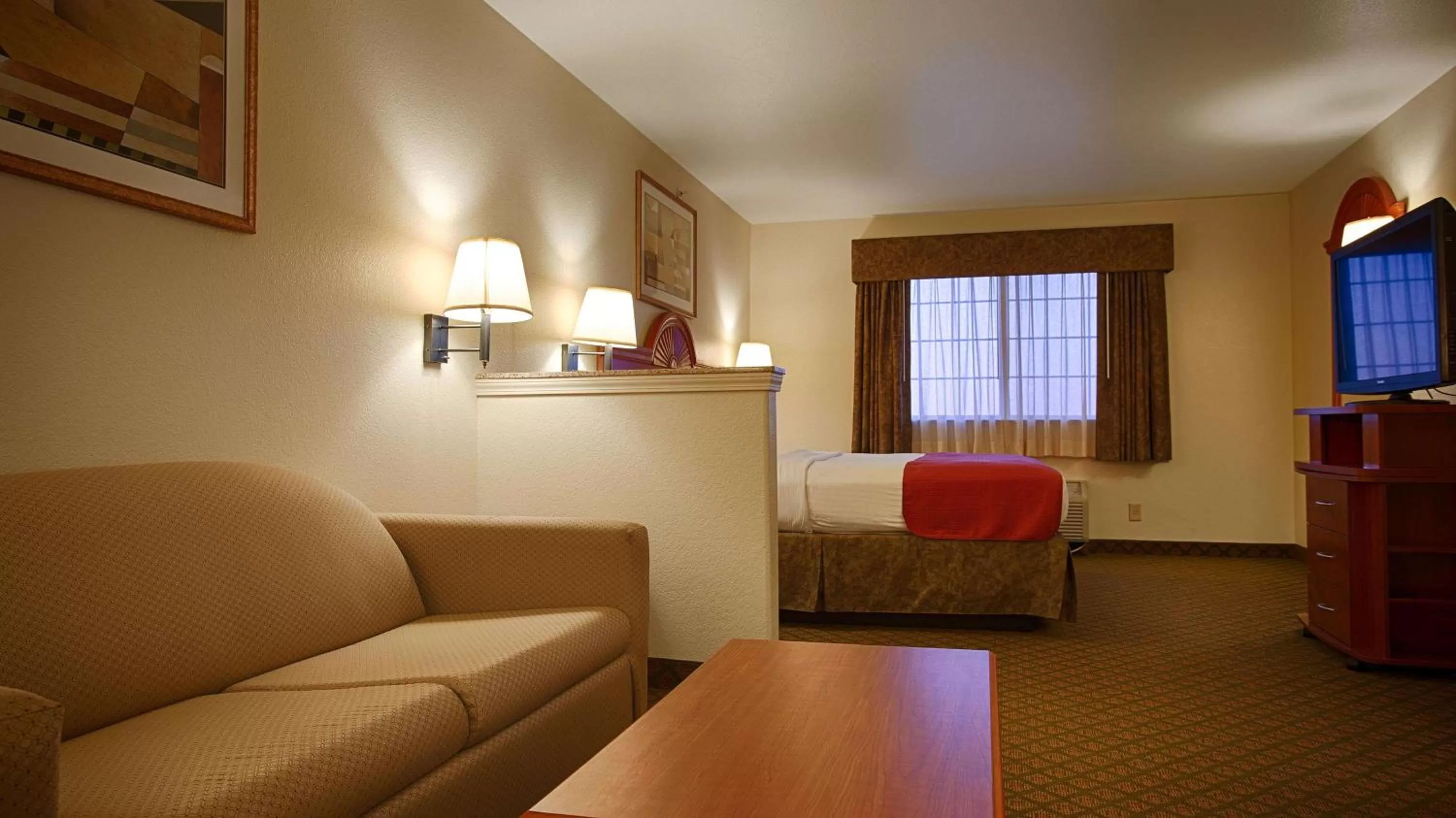 King Suite with Sofa Bed and Bath Tub - Disability Access/Non-Smoking in Best Western Inn & Suites - Henrietta