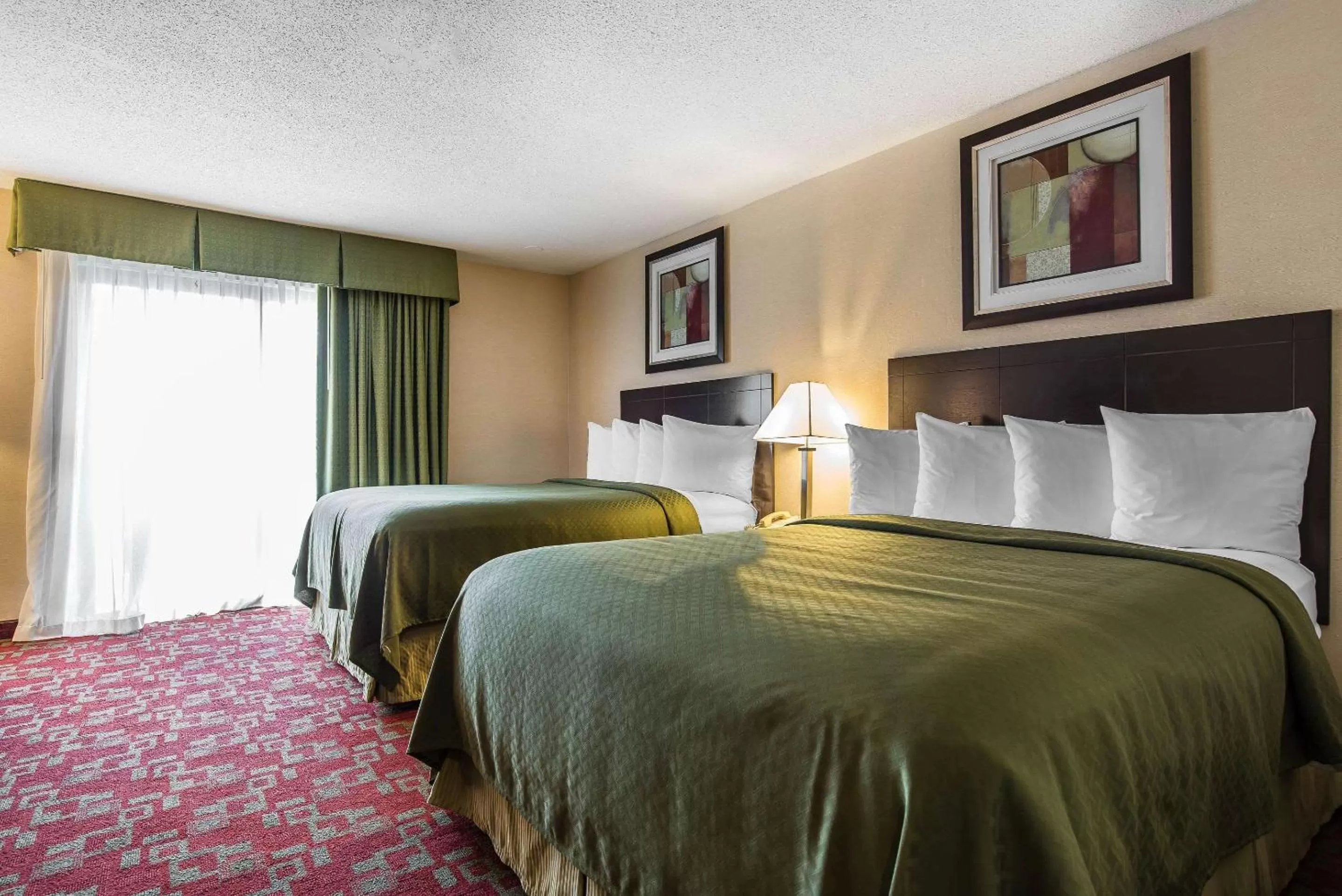 Standard Queen Room with Balcony - Non-Smoking in Quality Inn Shelburne - Burlington