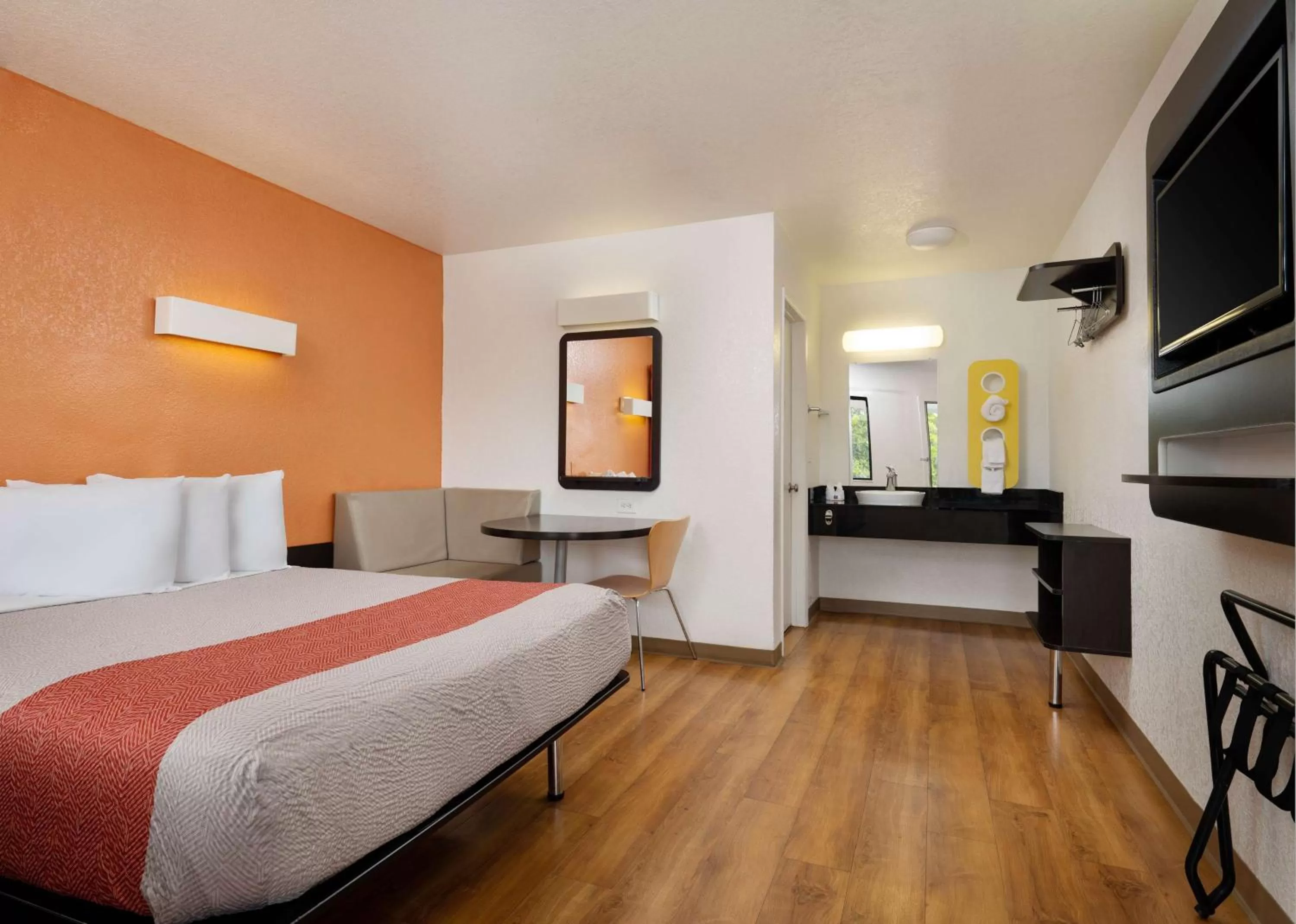 Queen Room - single occupancy in Motel 6-Camarillo, CA